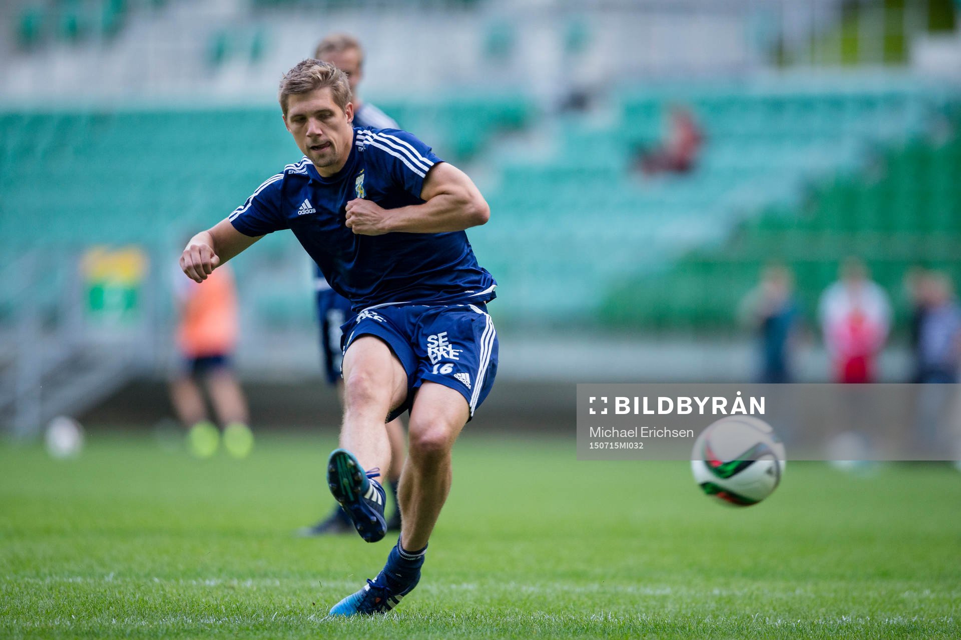 IFK Göteborgs Mikael Boman skjuter ett skott under en träning med IFK Göteborg inför fotbollsmatchen i kvalet till Europa League mellan Slask Wroclaw och IFK Göteborg den 15 juli 2015 i Wroclaw
