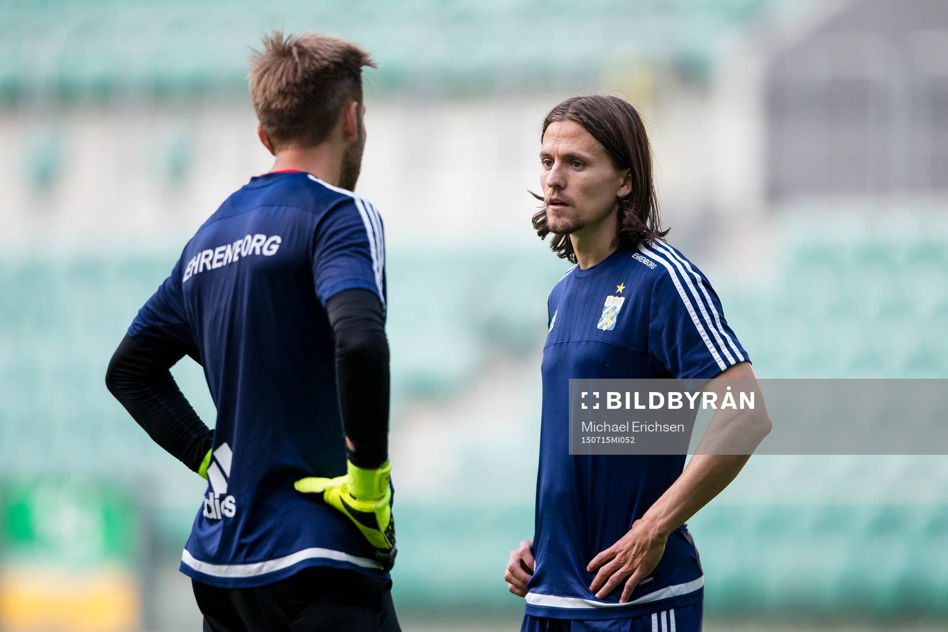IFK Göteborgs målvakt John Alvbåge och Lasse Vibe i