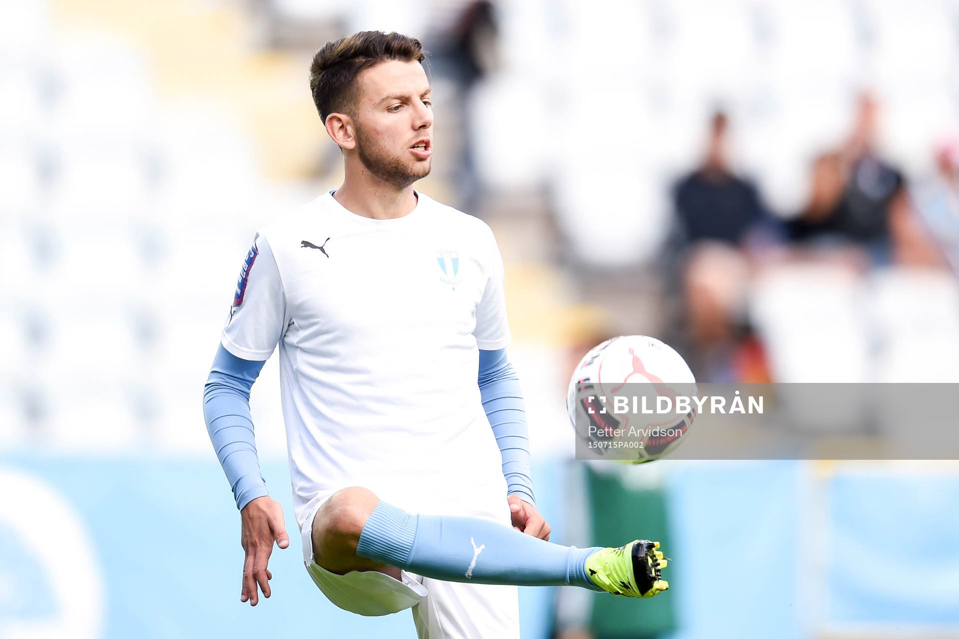 Malmö FFs Erdal Rakip värmer upp före fotbollsmatchen i
