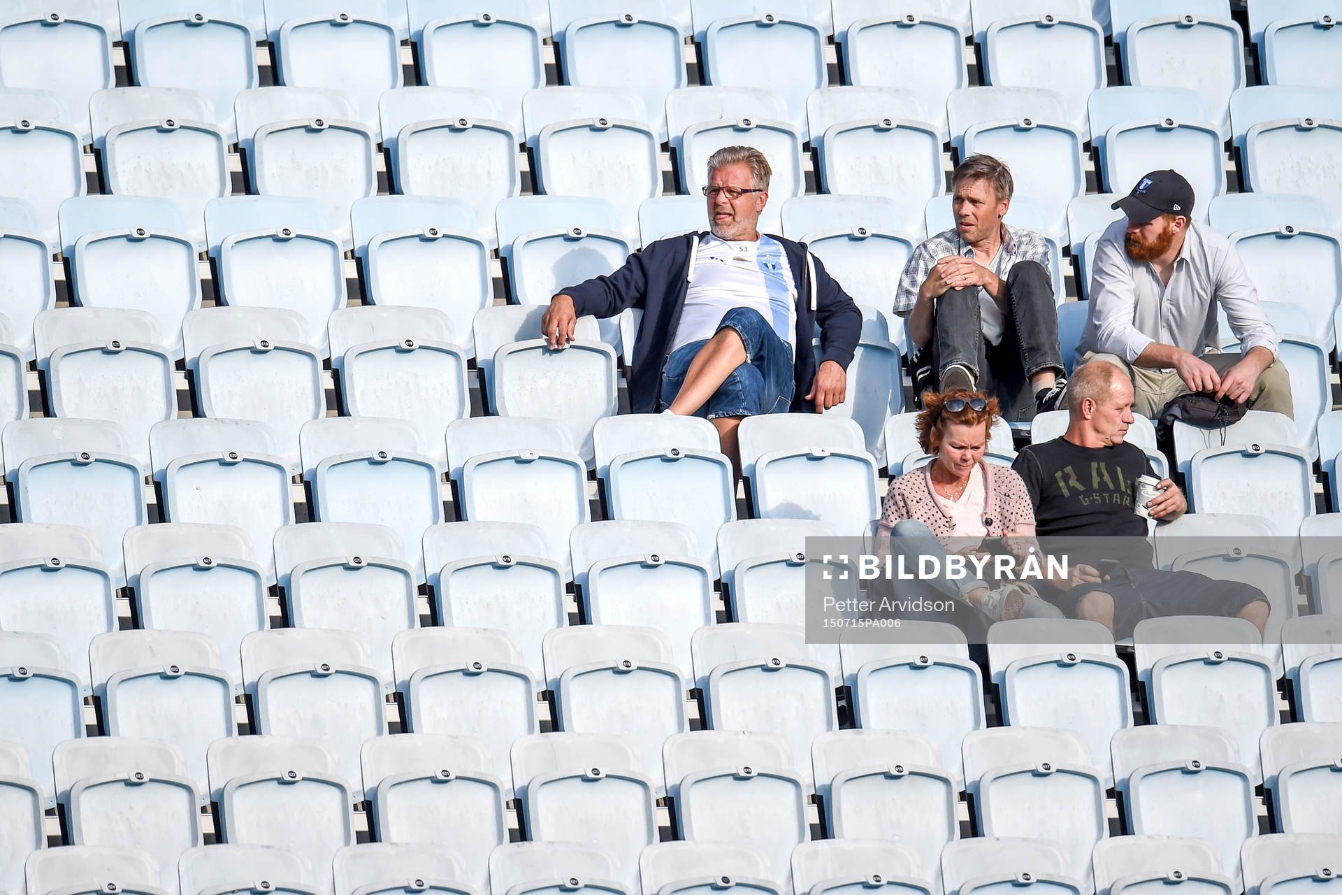 Många tomma stolar på läktarplats före fotbollsmatchen