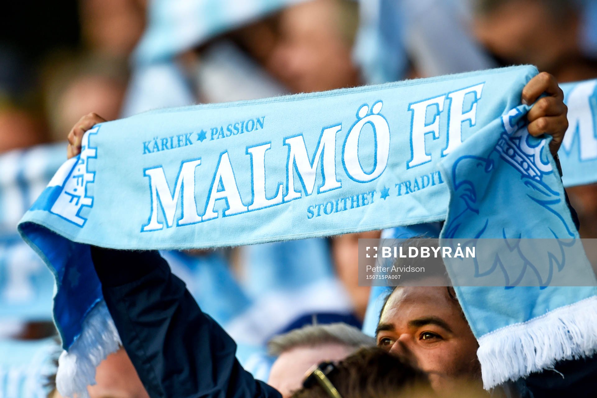En Malmö FF supporter med halsduk före fotbollsmatchen i