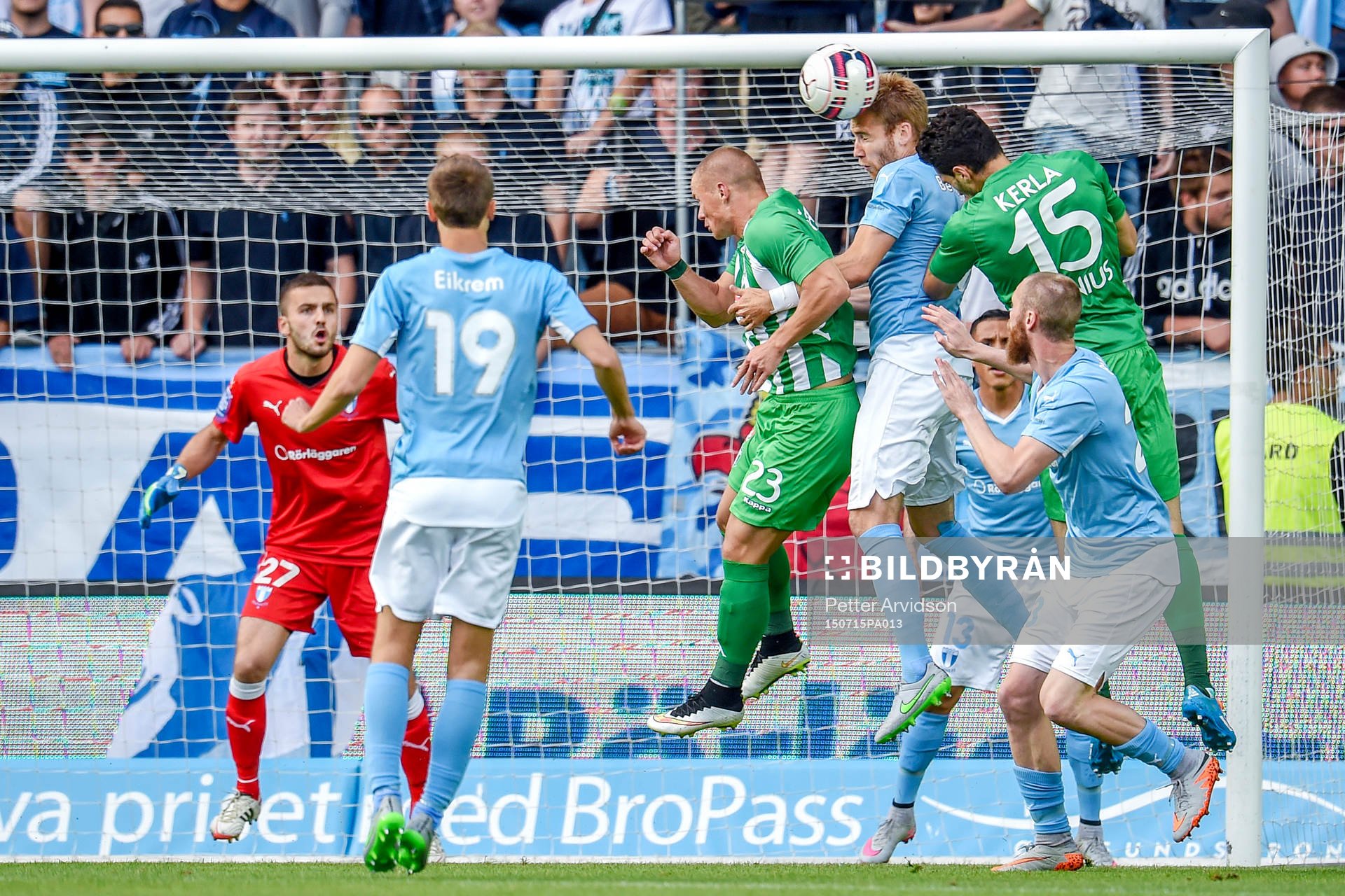 Malmö FFs Rasmus Bengtsson i nickduell framför Malmö FFs