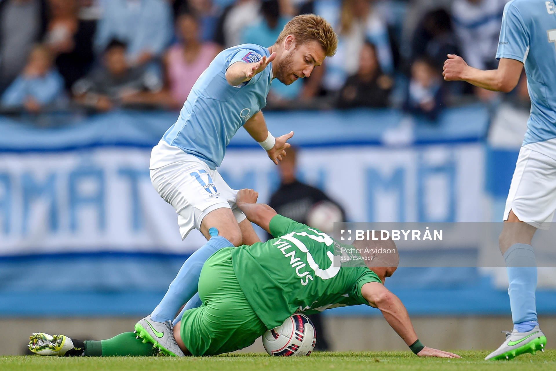Malmö FFs Rasmus Bengtsson i en kamp med Zalgiris Darvydas