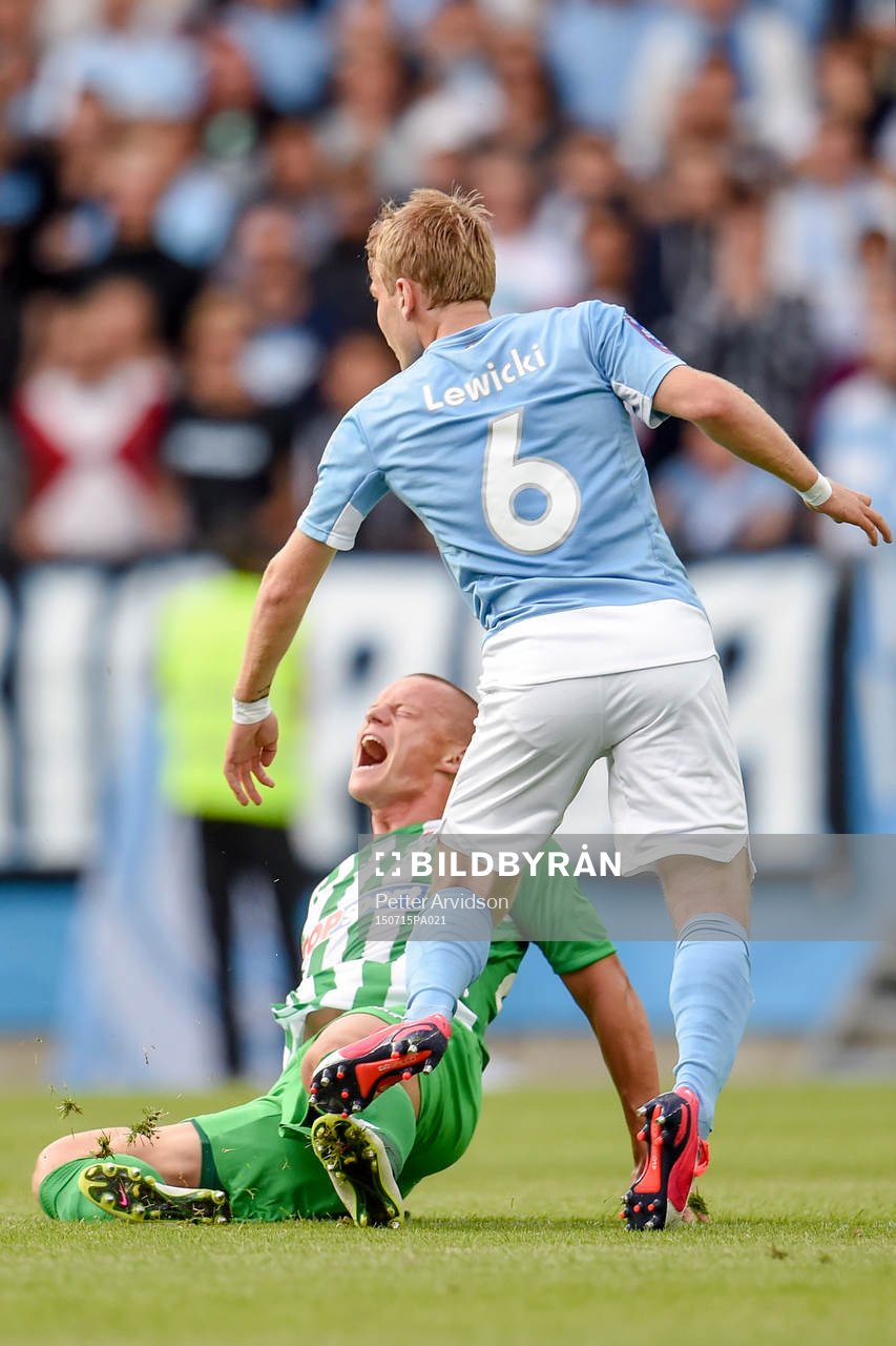 Zalgiris Darvydas Sernas faller i en kamp med Malmö FFs