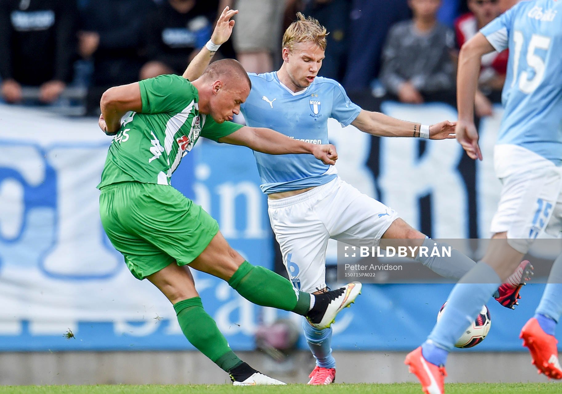 Malmö FFs Oscar Lewicki försöker täcka skott från