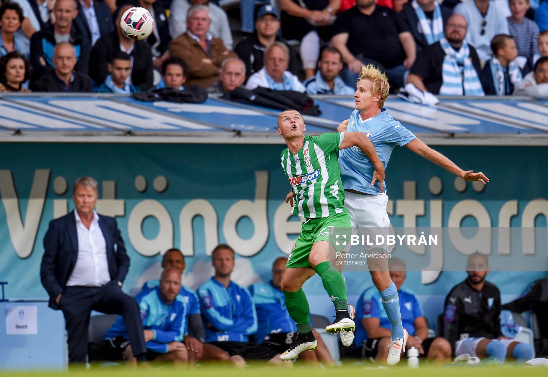 Zalgiris Darvydas Sernas och Malmö FFs Franz Brorsson i en