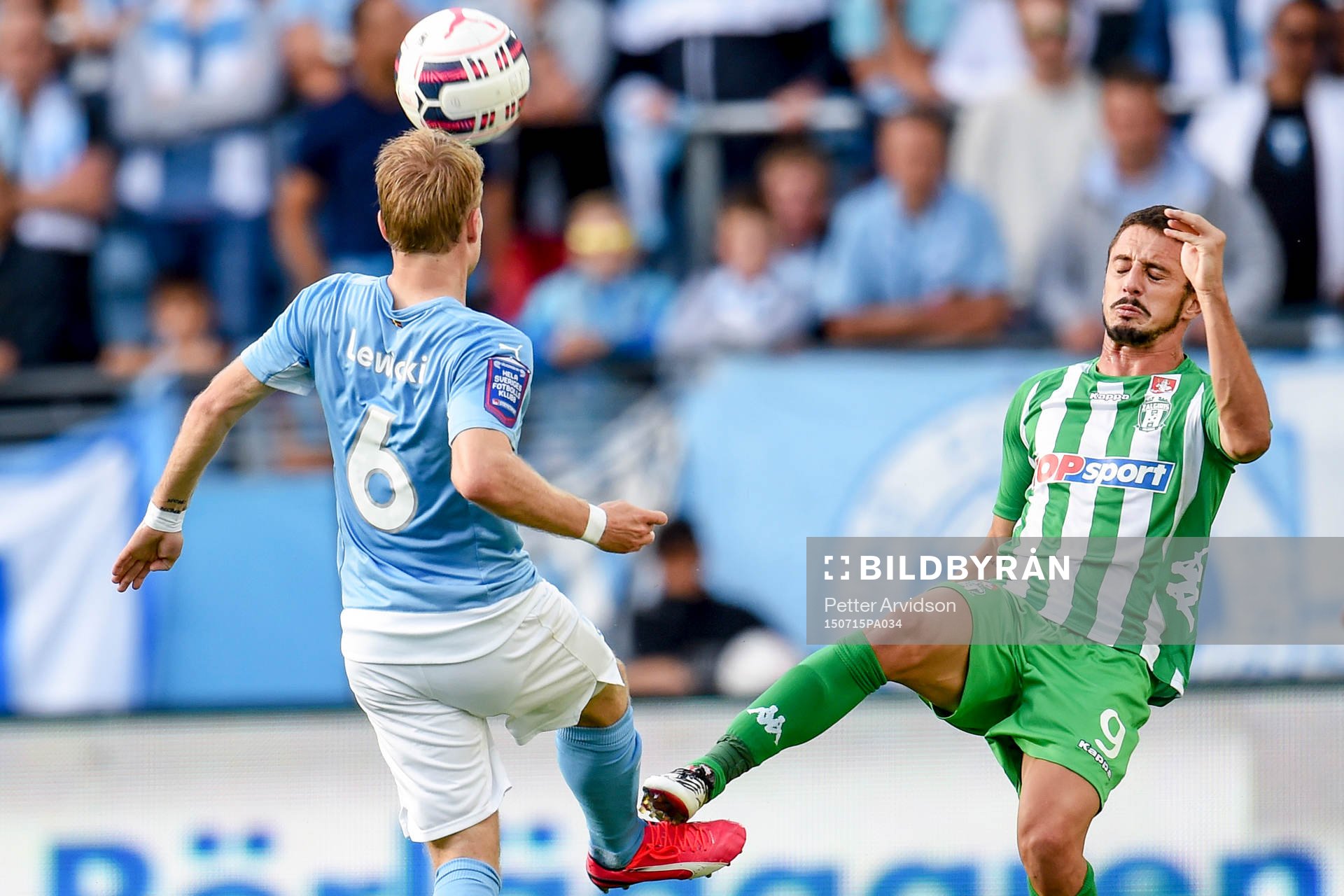 Malmö FFs Oscar Lewicki och Zalgiris Jorge Chula i en kamp