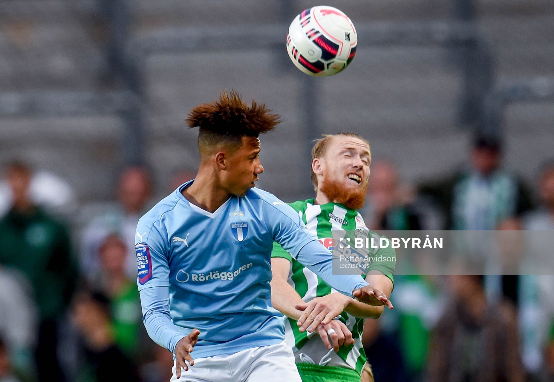 Malmö FFs Tobias Sana och Zalgiris Linas Pilibaitis i en