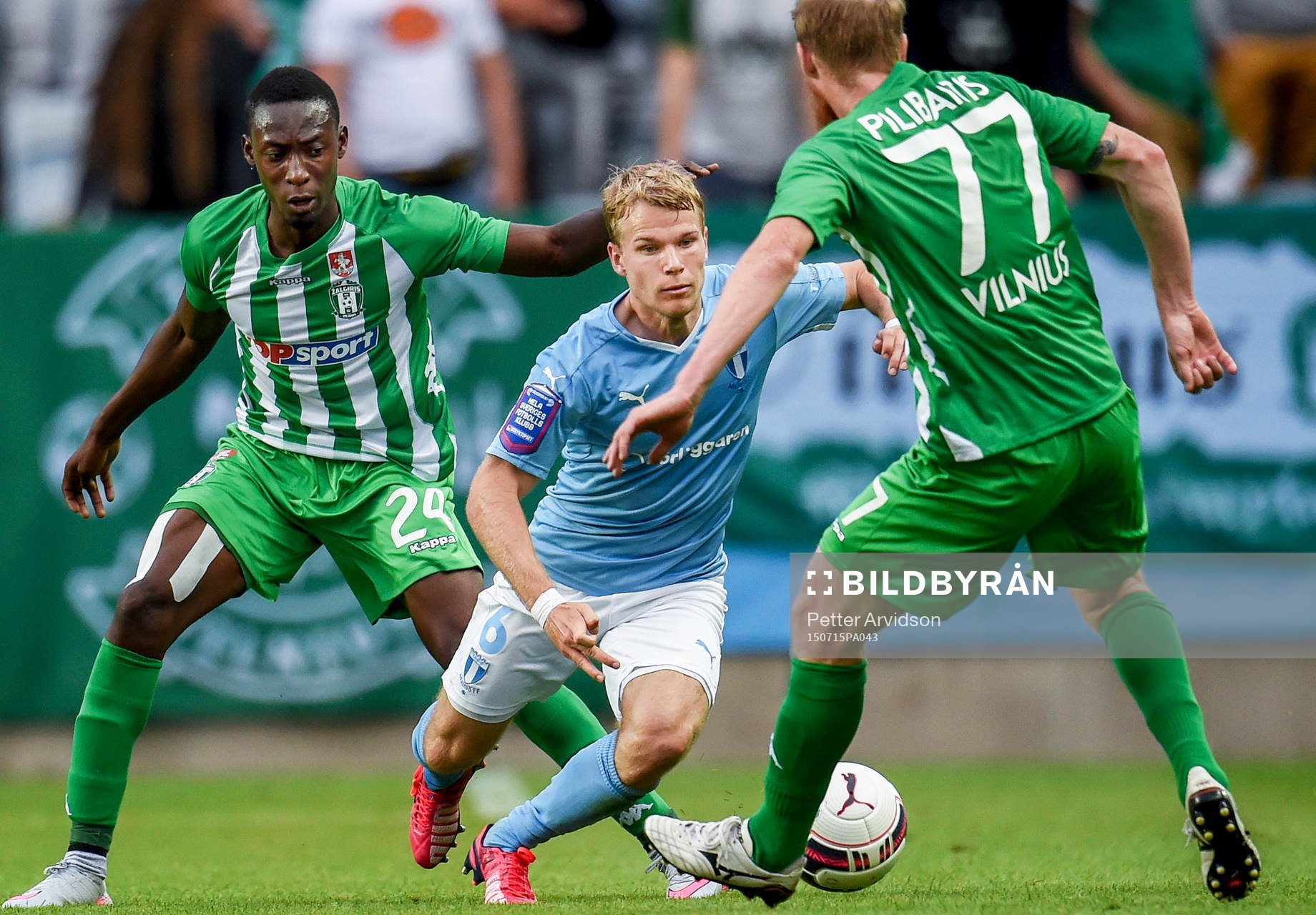 Malmö FFs Oscar Lewicki försöker ta sig förbi Zalgiris