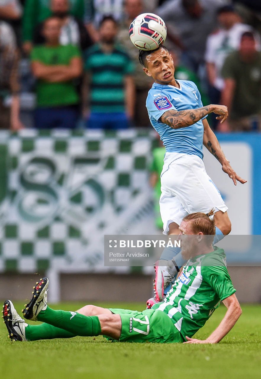 Malmö FFs Victor Yoshimar Yotun Flores i en kamp med