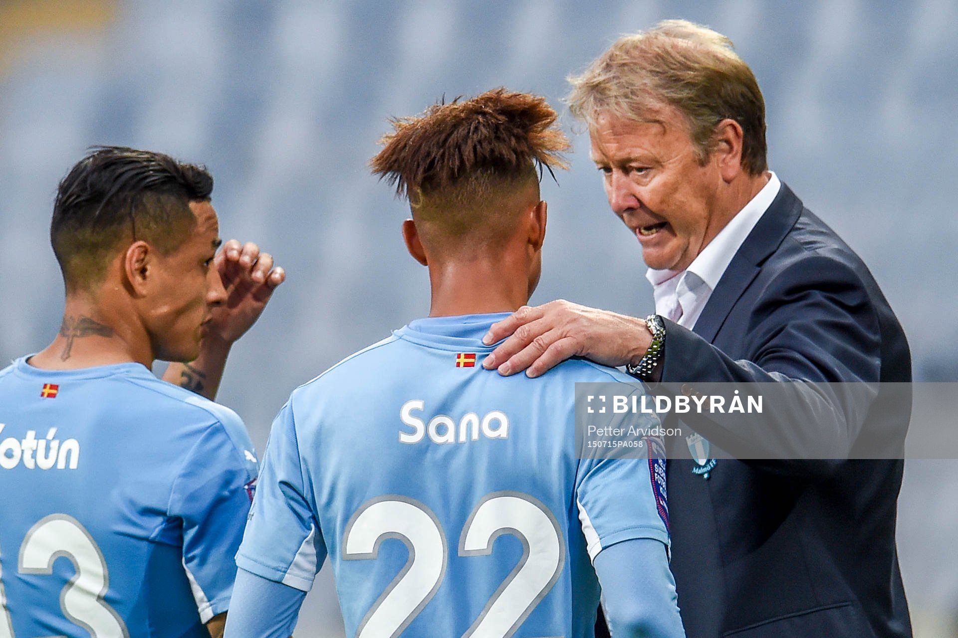 Malmö FFs tränare Åge Hareide i samtal med Victor