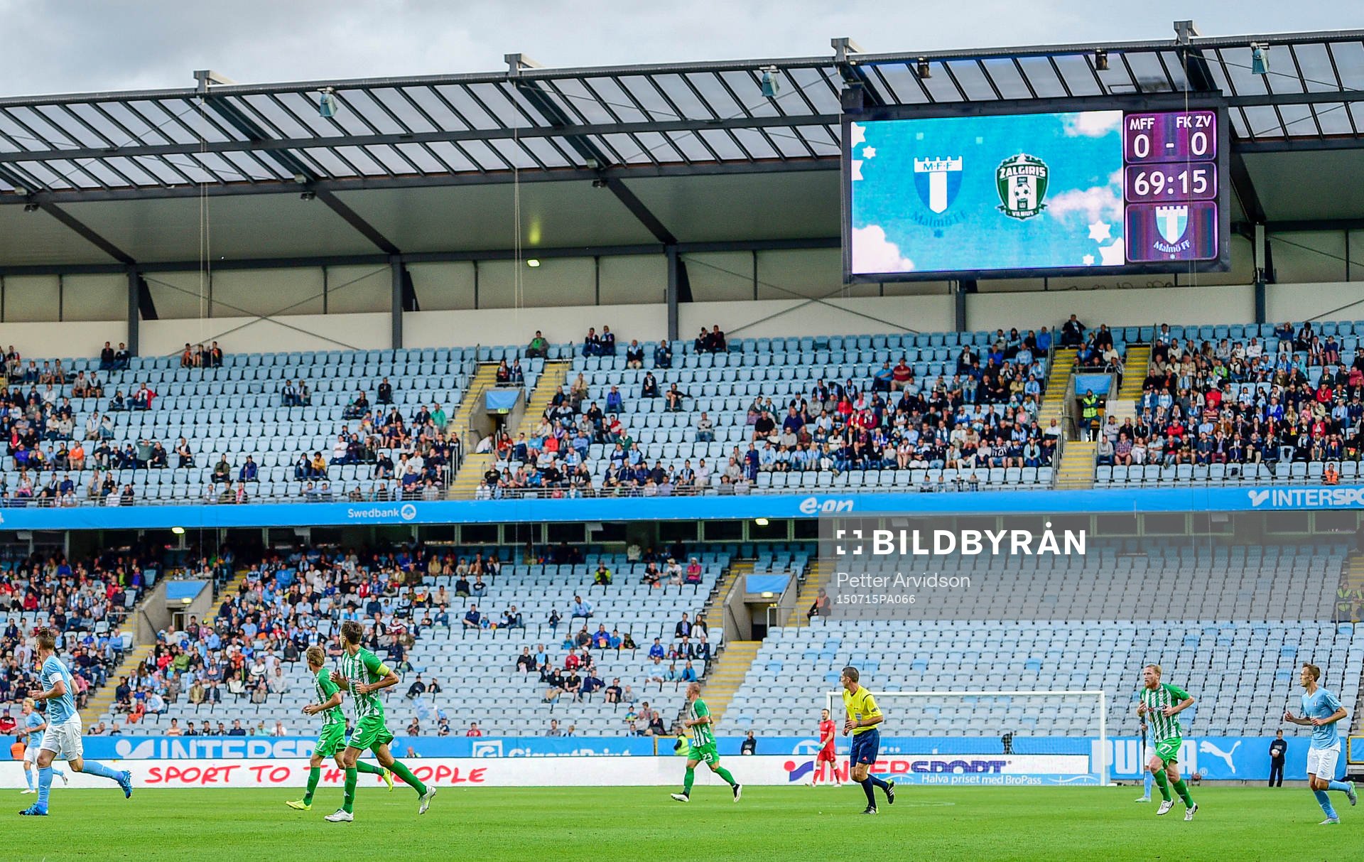 Många tomma läktarplatser