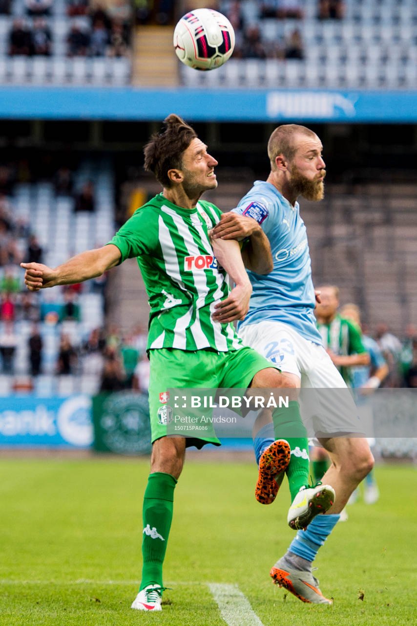 Zalgiris Deividas Semberas i ncikduell med Malmö FFs Jo