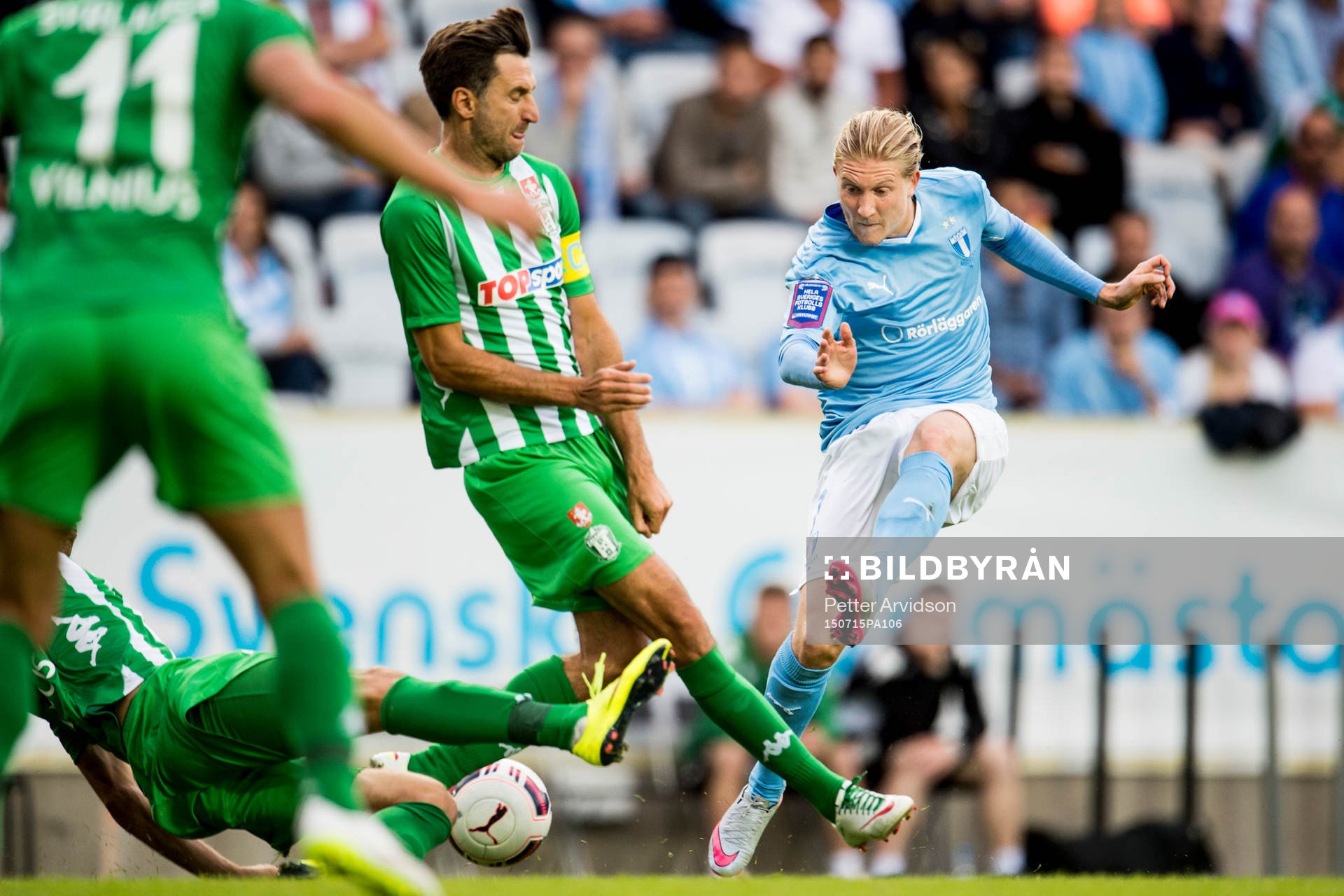 Malmö FFs Simon Kroon skjuter och Zalgiris Deividas