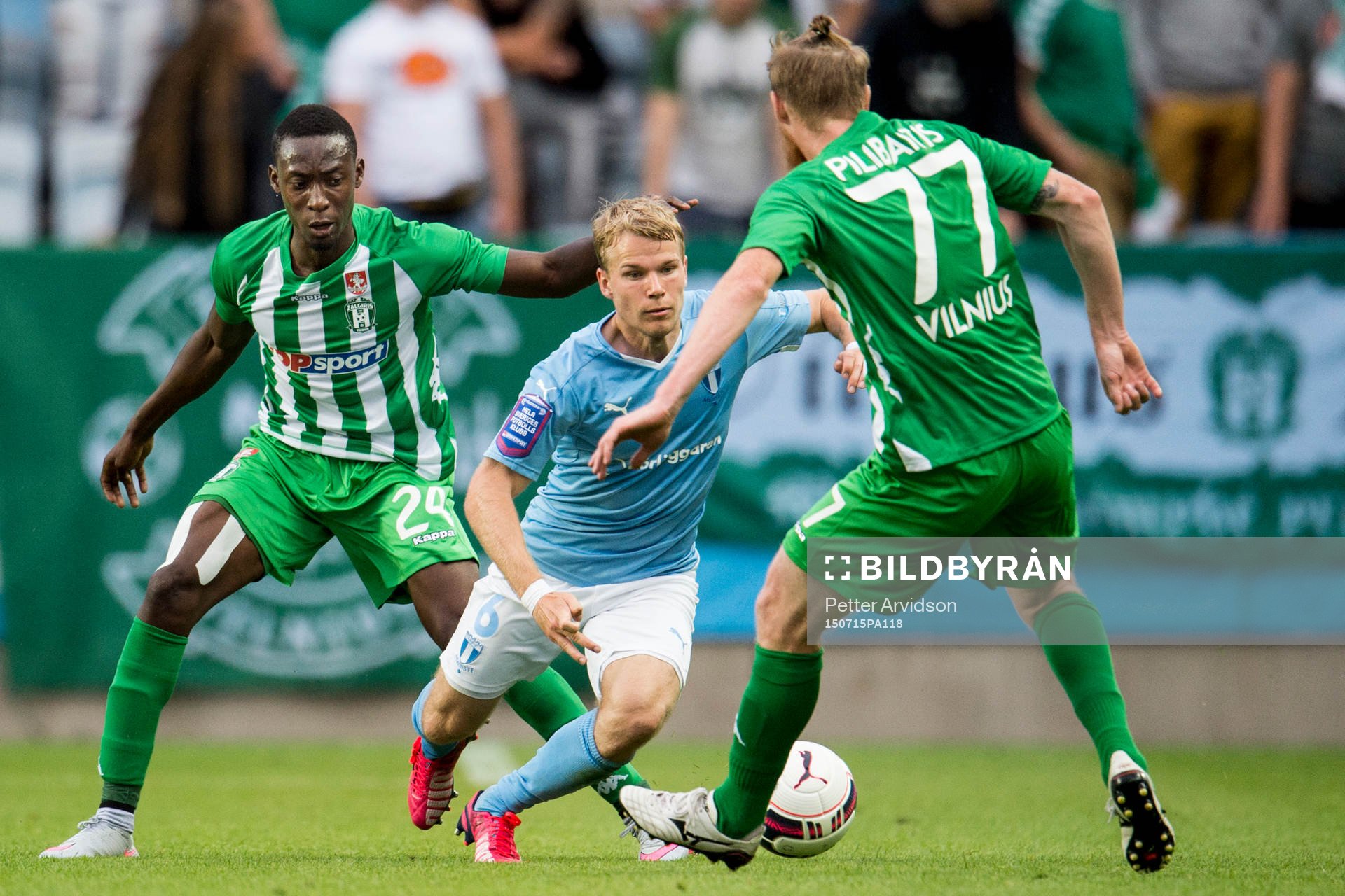 Malmö FFs Oscar Lewicki tar sig förbi Zalgiris Serge
