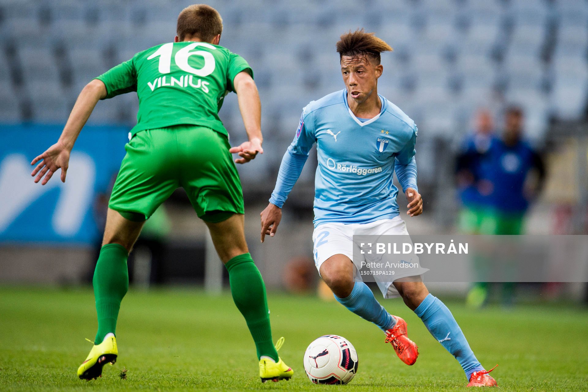 Malmö FFs Tobias Sana utmanar Zalgiris Paulius Janusauskas