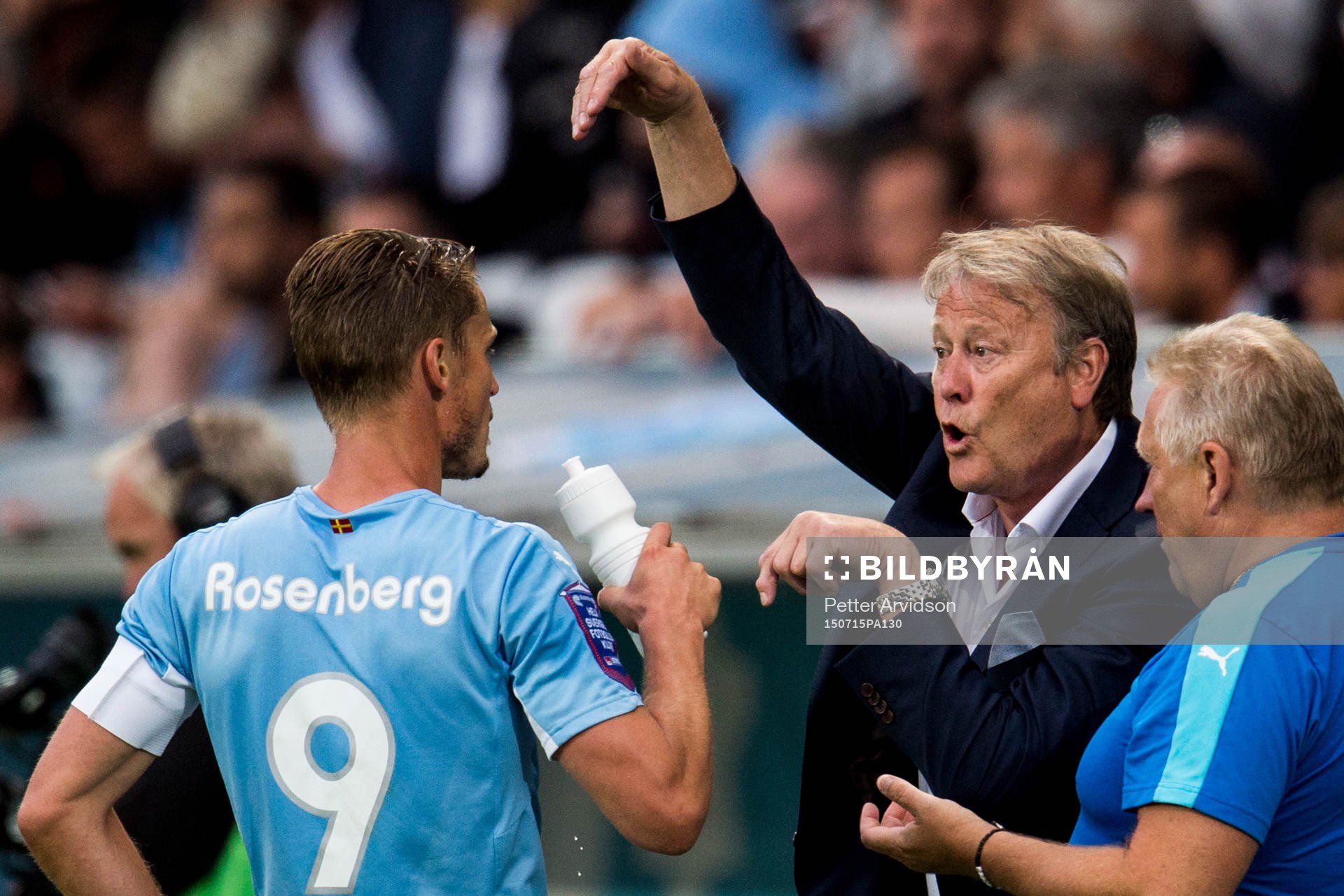 Malmö FFs tränare Åge Hareide ger instruktioner till