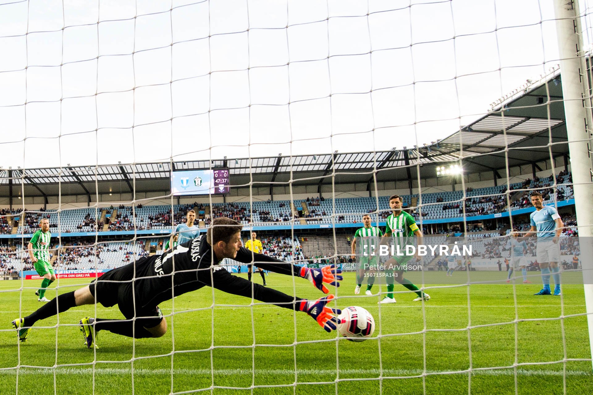 Zalgiris målvakt Armantas Vitkauskas räddar ett skott från Malmö FFs Markus Rosenberg (th) under fotbollsmatchen i kvalet till Champions League mellan Malmö FF och Zalgiris Vilnius den 15 juli 2015 i Malmö.