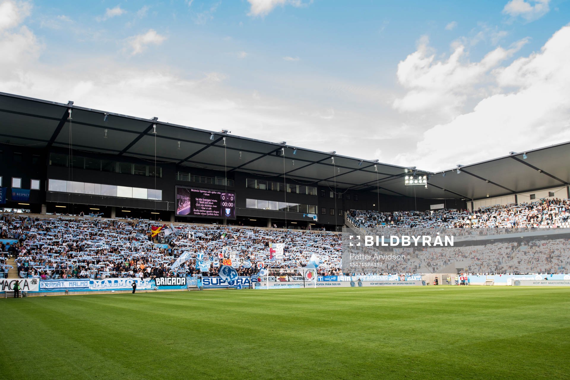 Malmö FFs supportrar håller upp sina halsdukar inne på