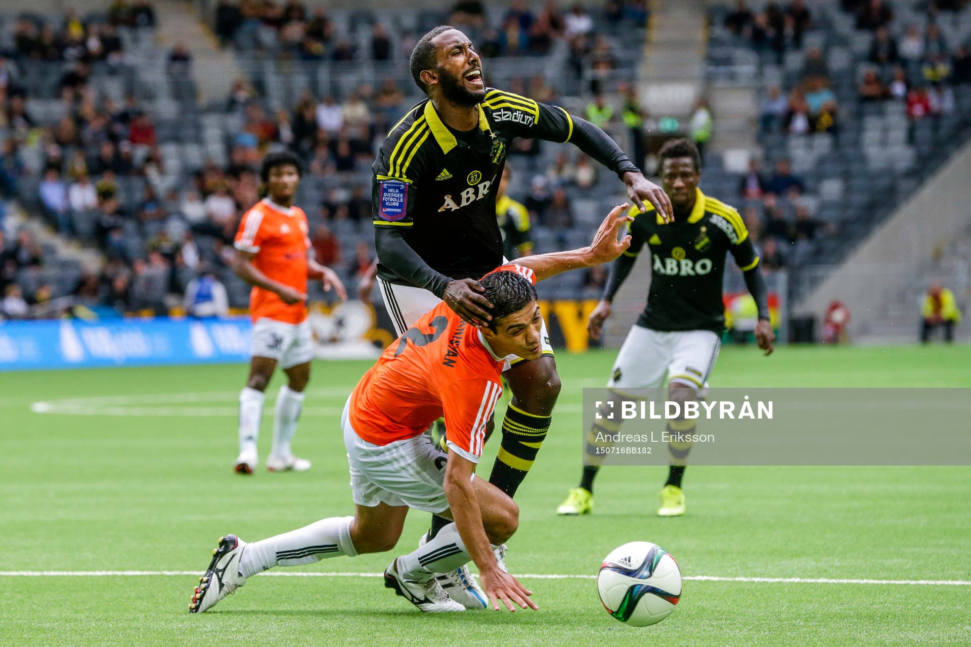 Shiraks Edgar Malakyan fäller AIK:s Henok Goitom under fotbollsmatchen i kvalet till Europa League mellan AIK och Shirak den 16 juli 2015 i Stockholm.