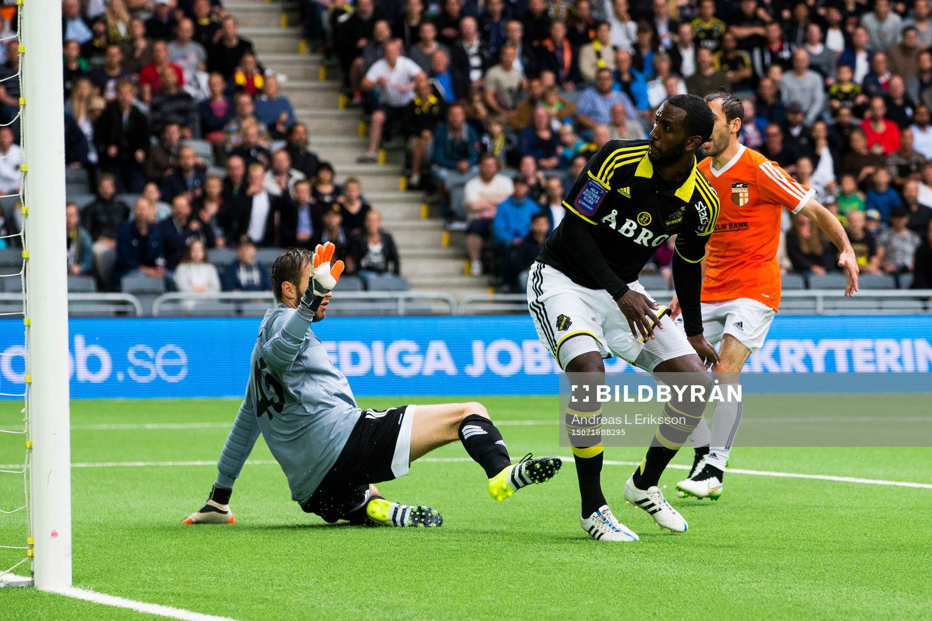 s Henok Goitom gör 1-0 för AIK bakom Shiraks målvakt