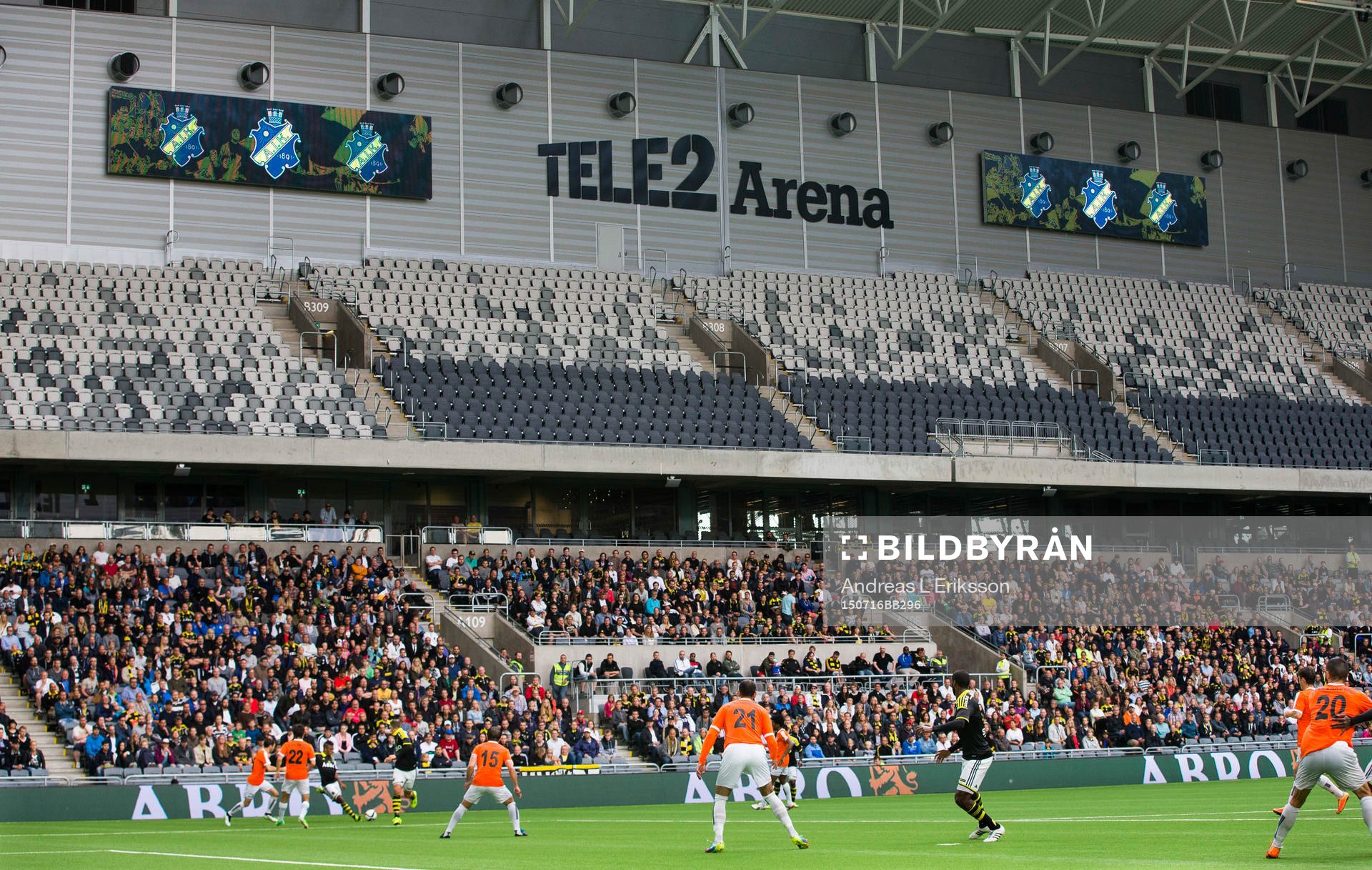 Publiken följer spelet på Tele2 Arena