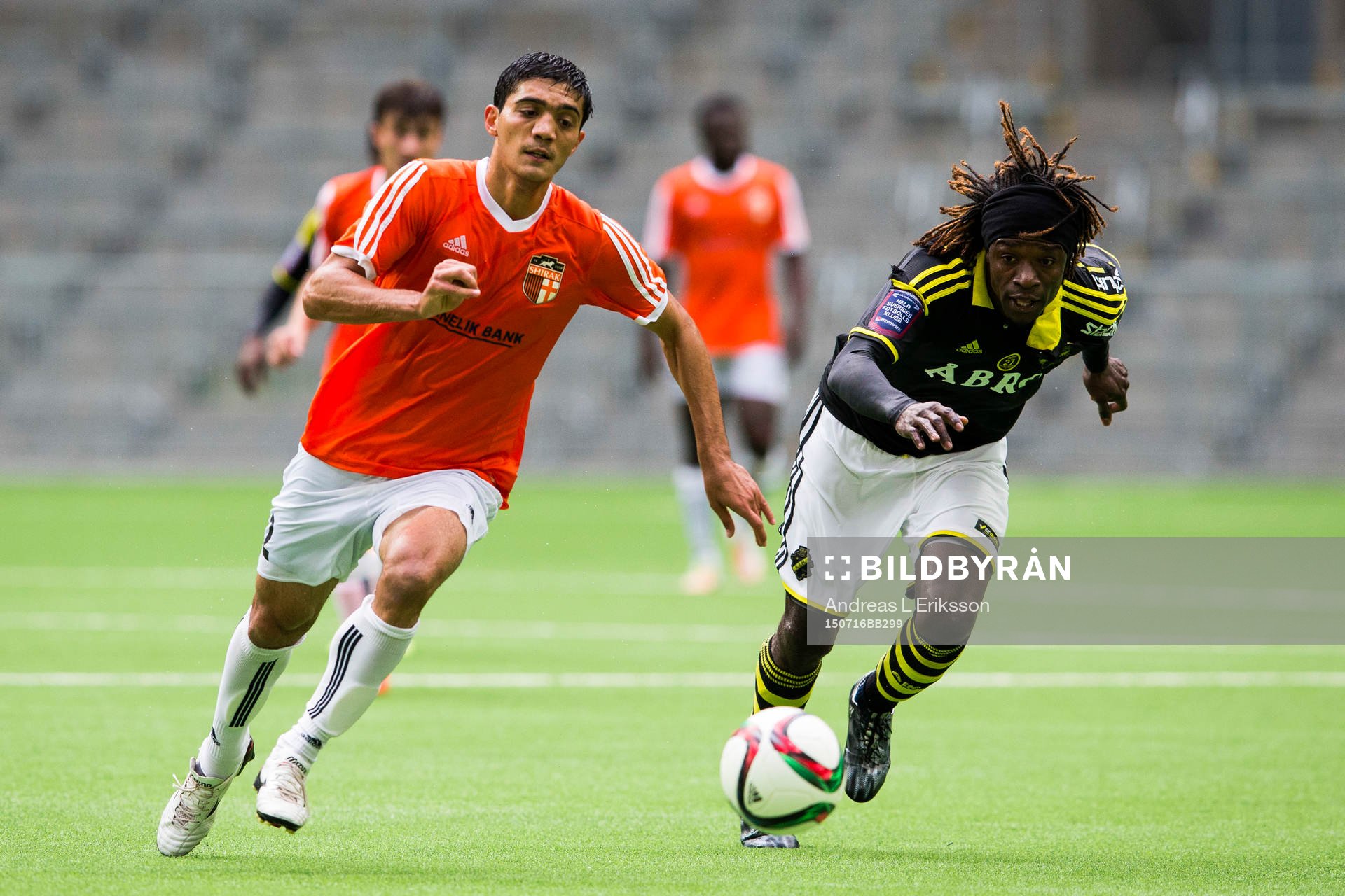 s Mohamed Bangura jagar bollen
