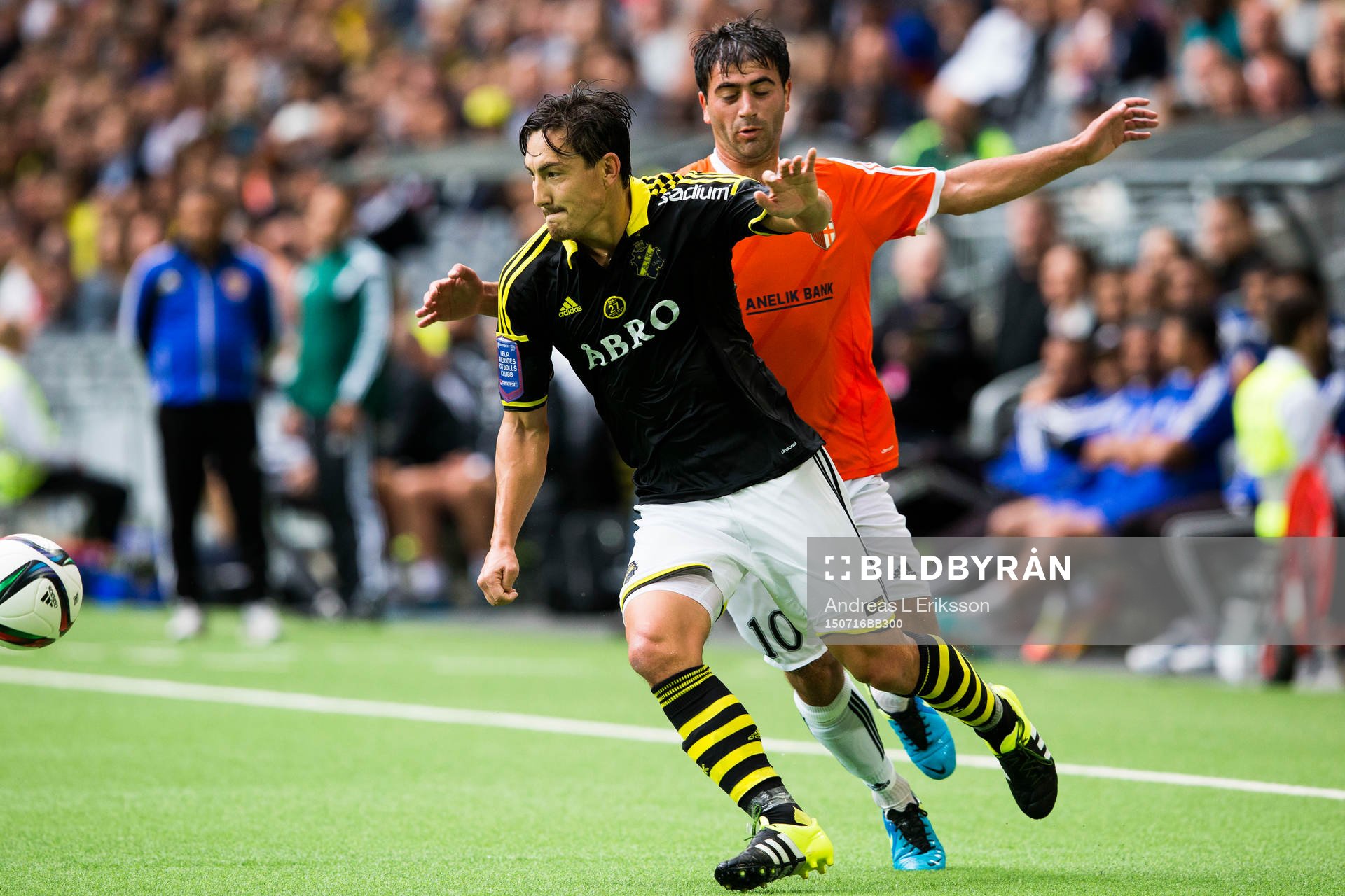 s Stefan Ishizaki i kamp om bollen med Shiraks Davit