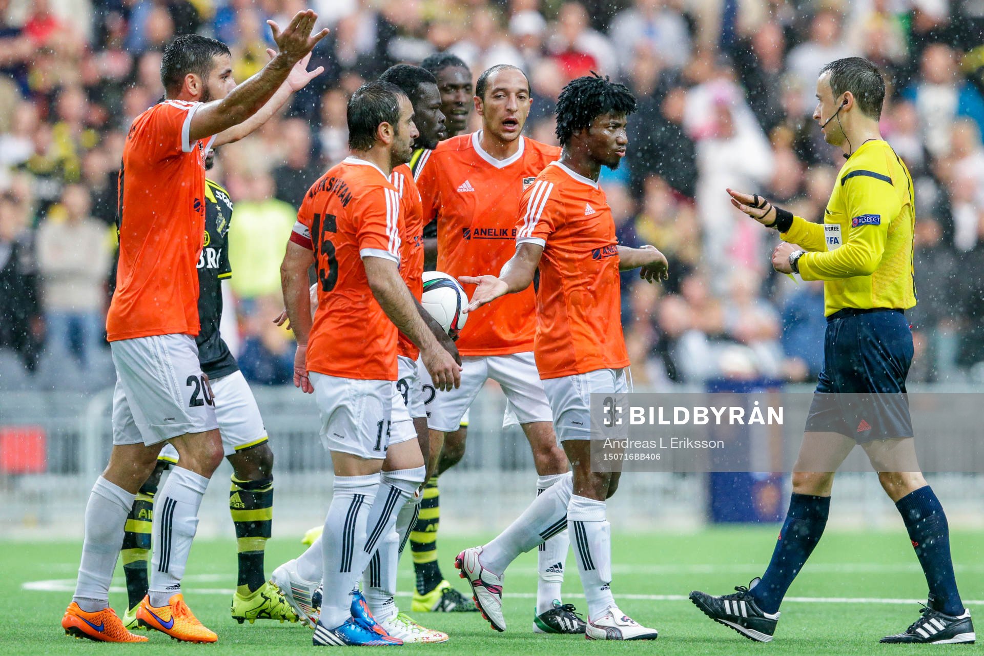 Shiraks spelare i samtal med domaren