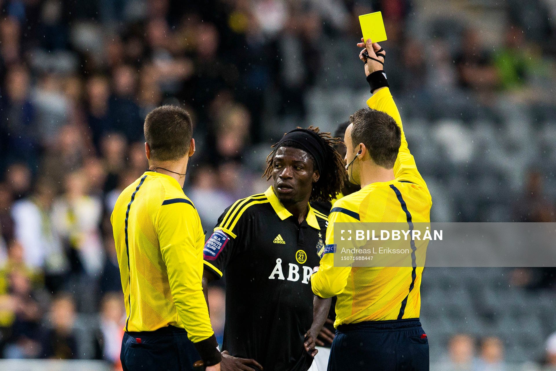 s Mohamed Bangura får ett gult kort av domare Vladimir Vnuk