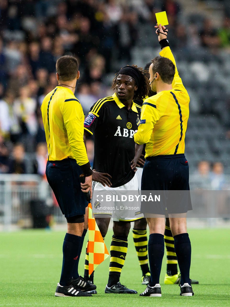 s Mohamed Bangura får ett gult kort av domare Vladimir Vnuk