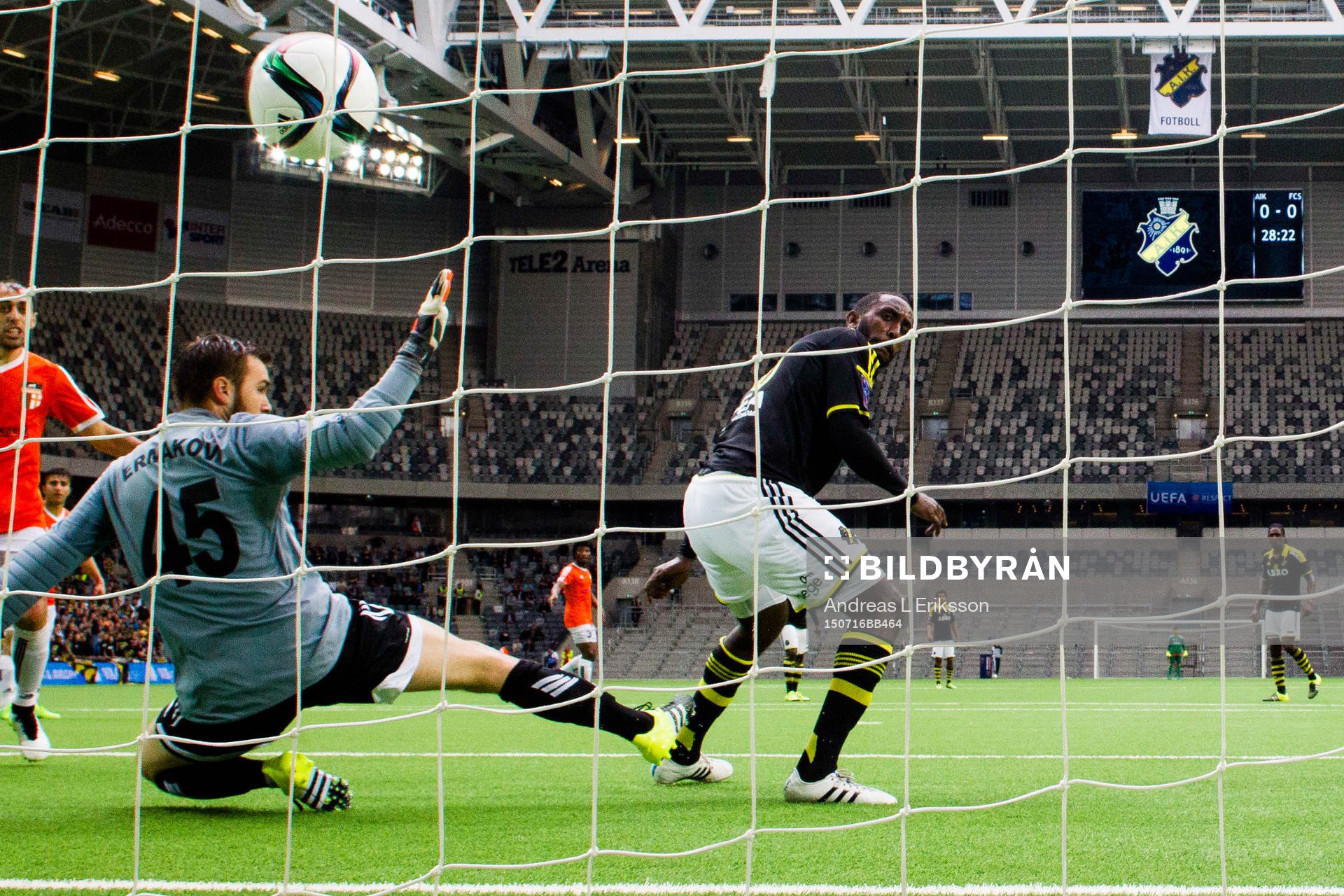 s Henok Goitom gör 1-0 bakom Shiraks målvakt Vsevolod
