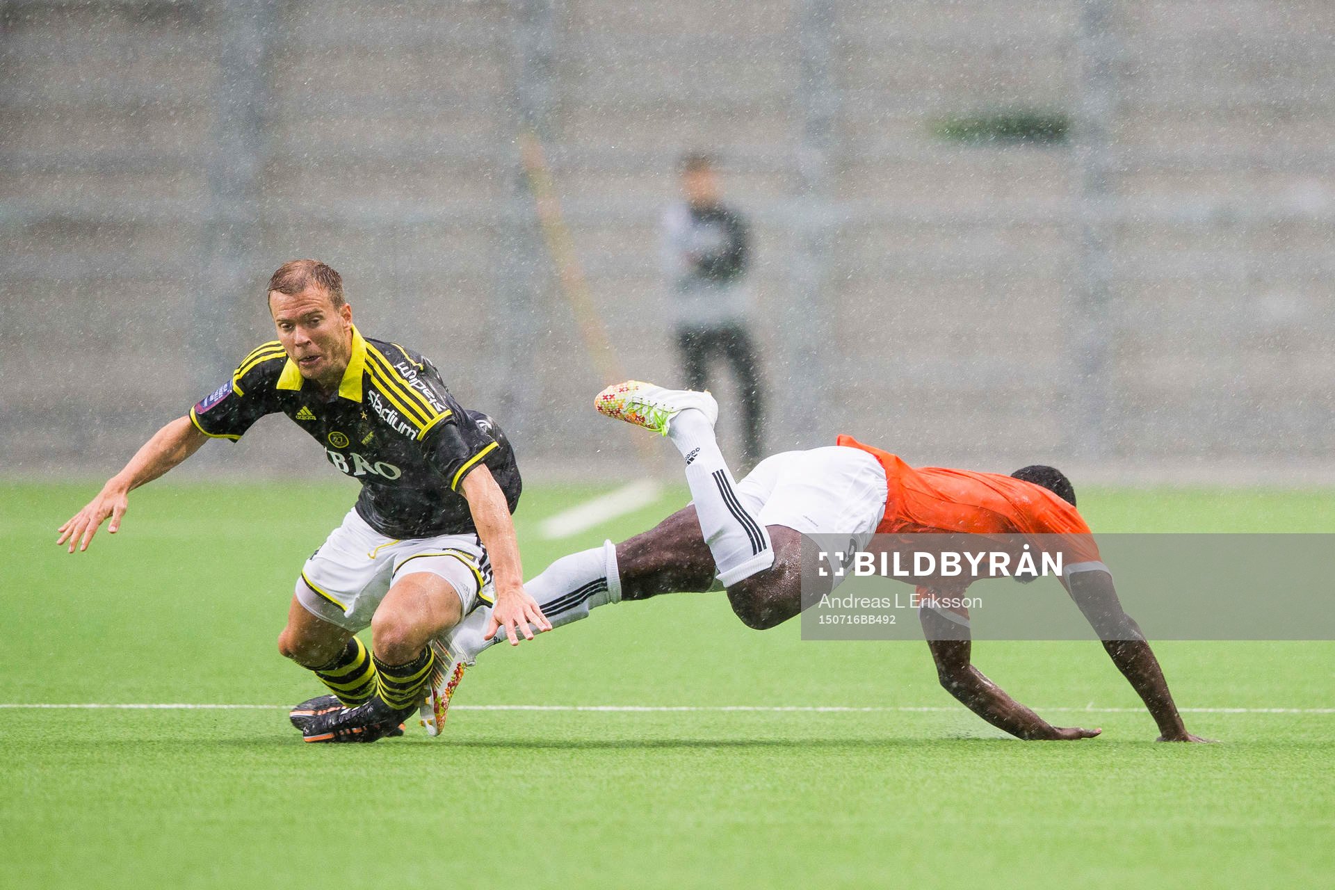 s Per Karlsson har omkull Shiraks Jean-Jacques Bougouhi