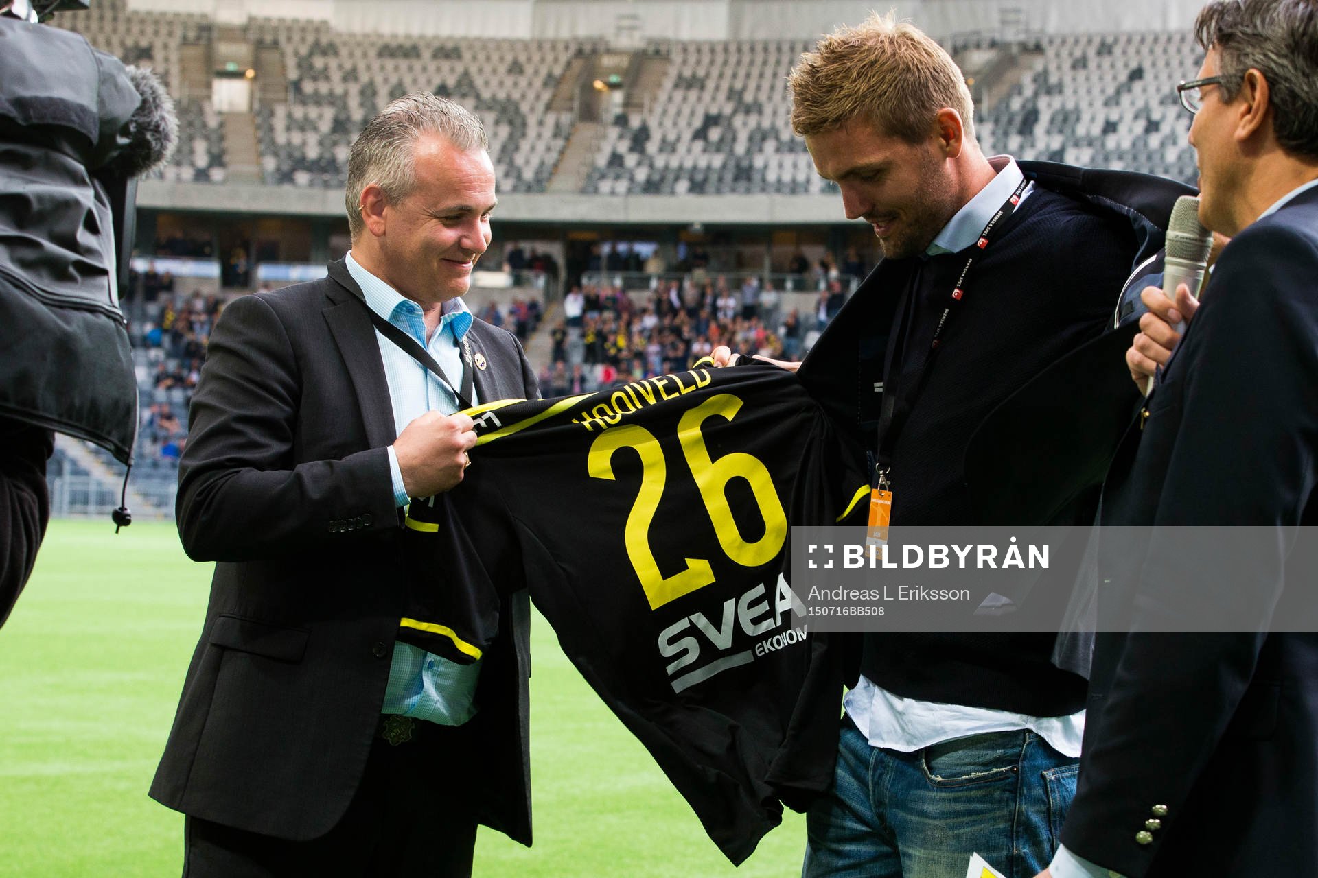 s ordförande Johan Segui överlämnar en matchtröja till