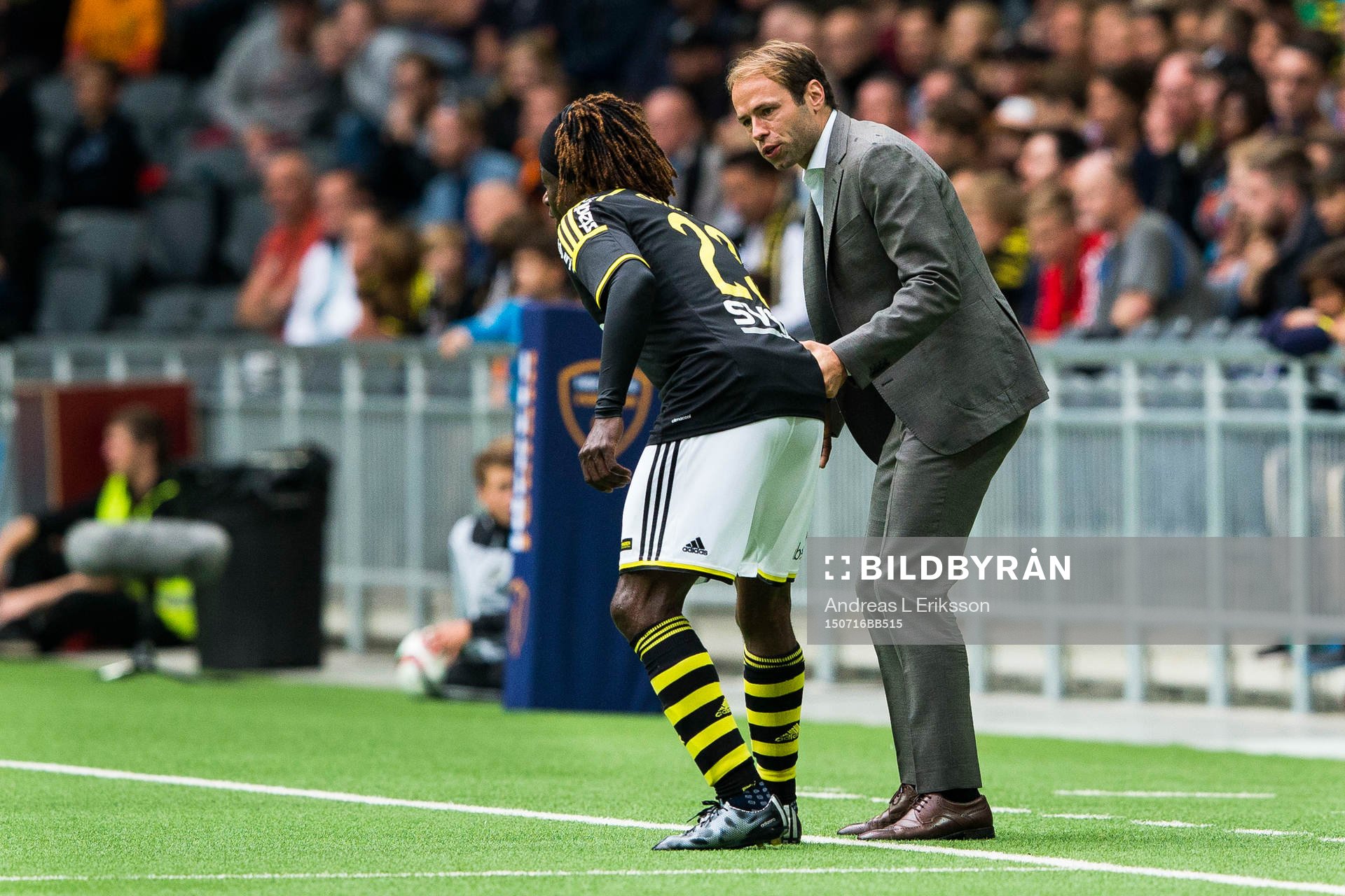 s Mohamed Bangura samtalar med AIK:s tränare Andreas Alm