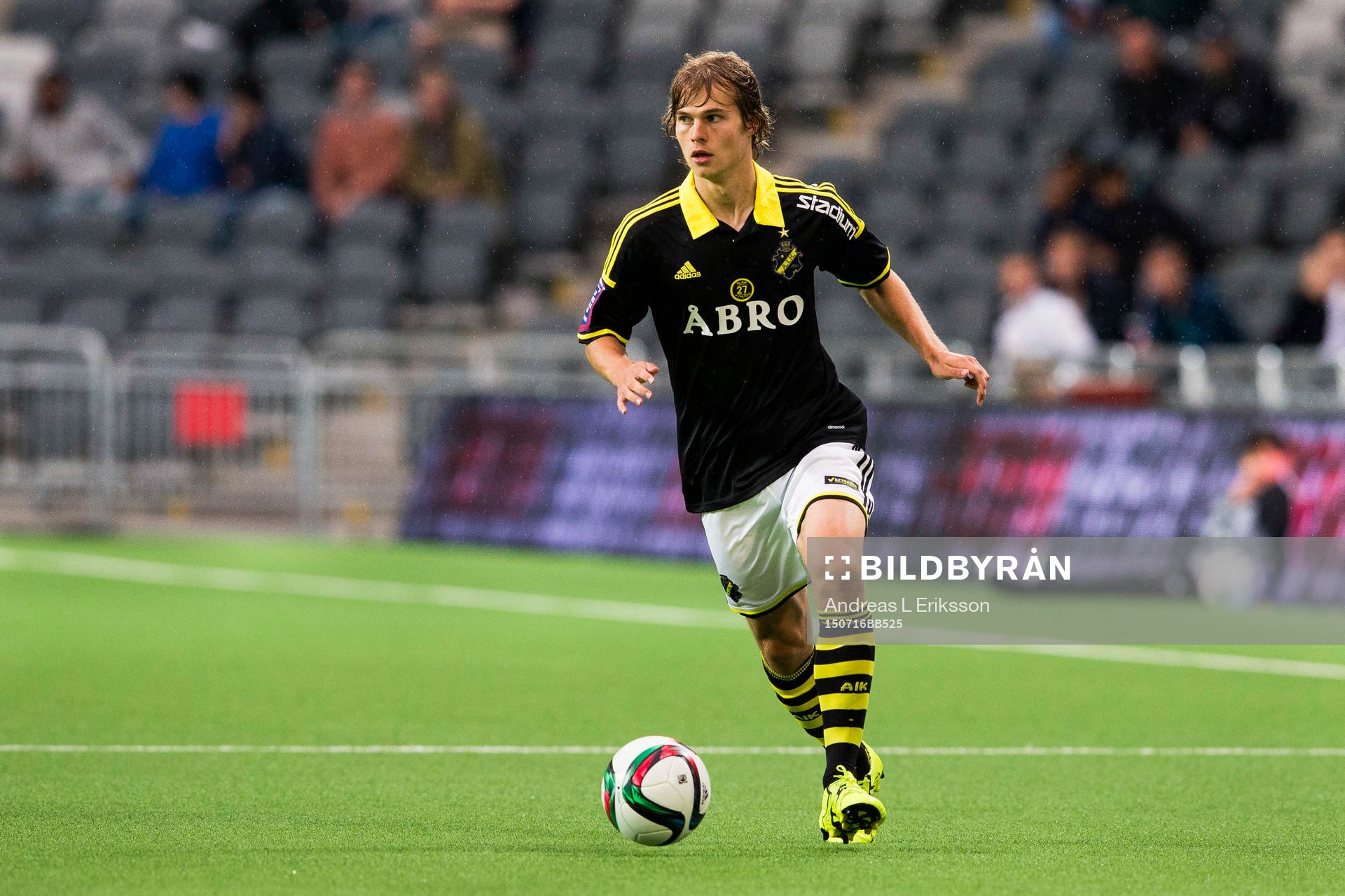 AIK:s Sam Lundholm med bollen under fotbollsmatchen i kvalet till Europa League mellan AIK och Shirak den 16 juli 2015 i Stockholm. 