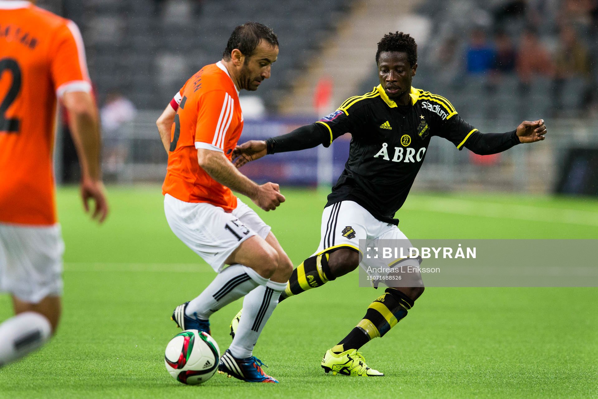 Shiraks Karen Aleksanyan i kamp om bollen med AIK:s Ebenezer Ofori under fotbollsmatchen i kvalet till Europa League mellan AIK och Shirak den 16 juli 2015 i Stockholm.