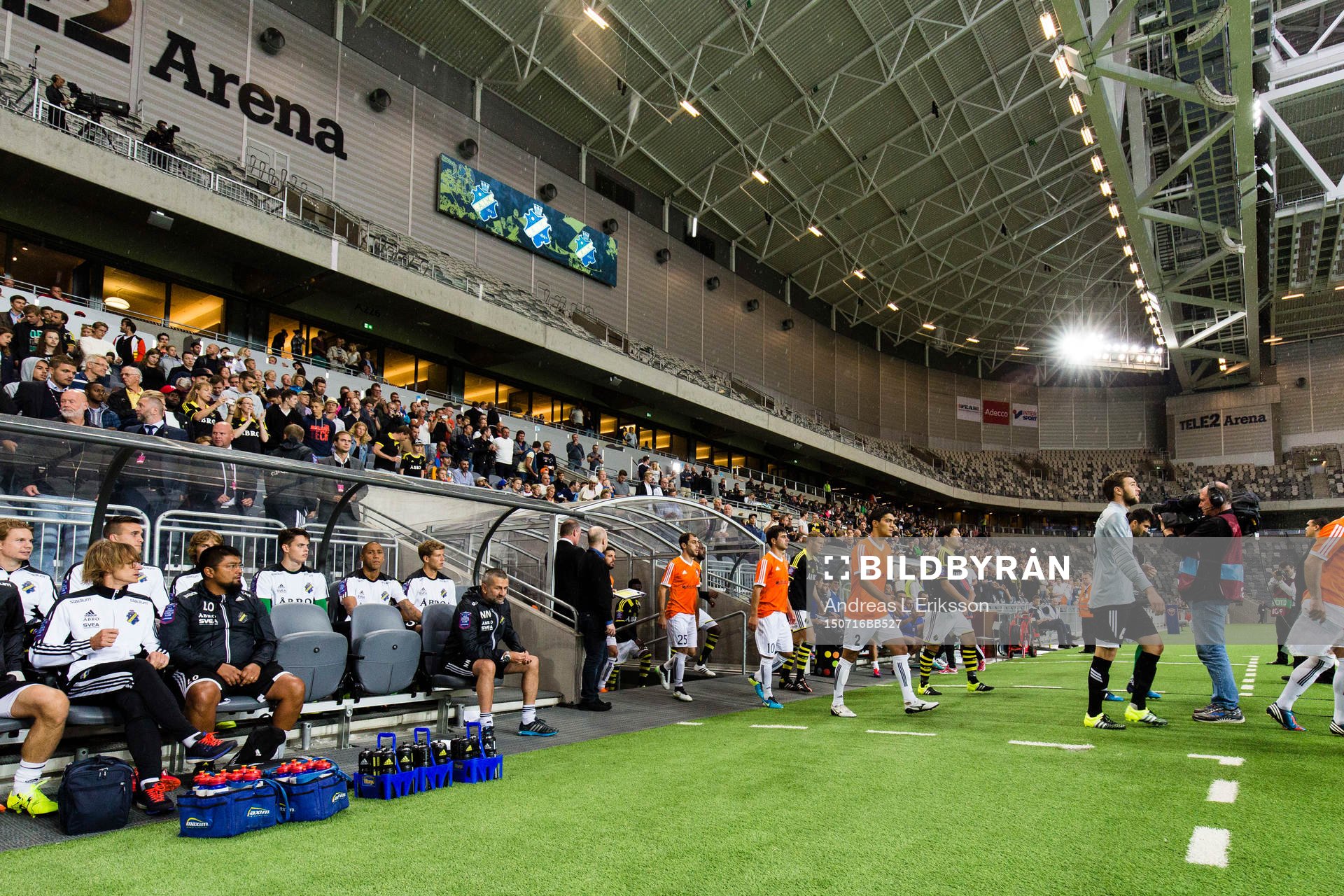 s och Shiraks spelare gör entré innan fotbollsmatchen i