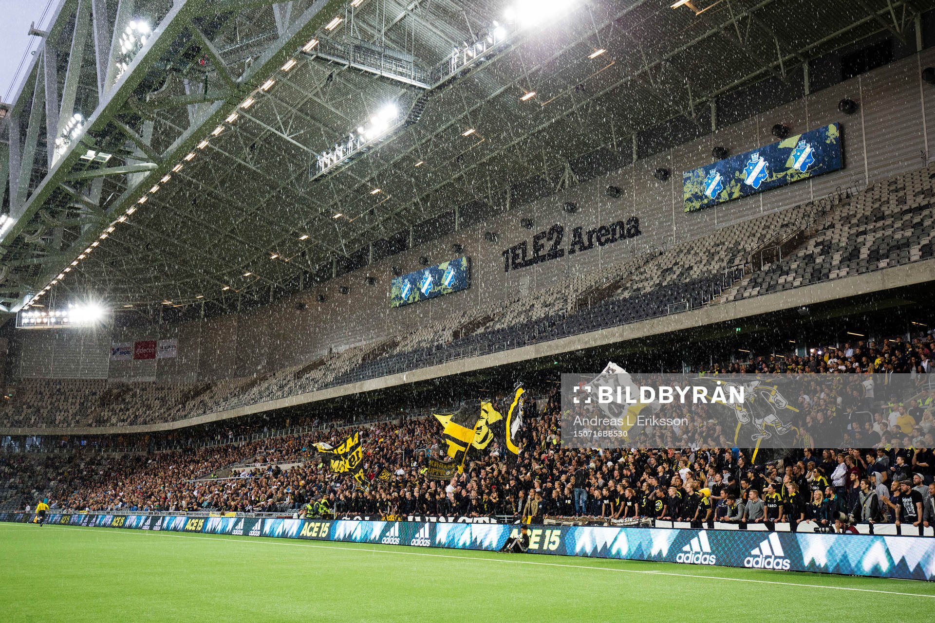 Regnet öser ner på Tele2 Arena