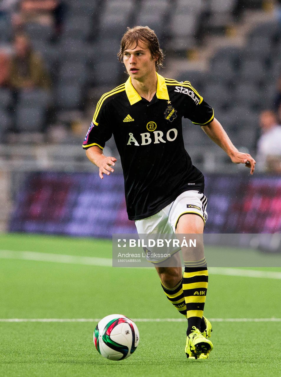 AIK:s Sam Lundholm med bollen under fotbollsmatchen i kvalet till Europa League mellan AIK och Shirak den 16 juli 2015 i Stockholm. 