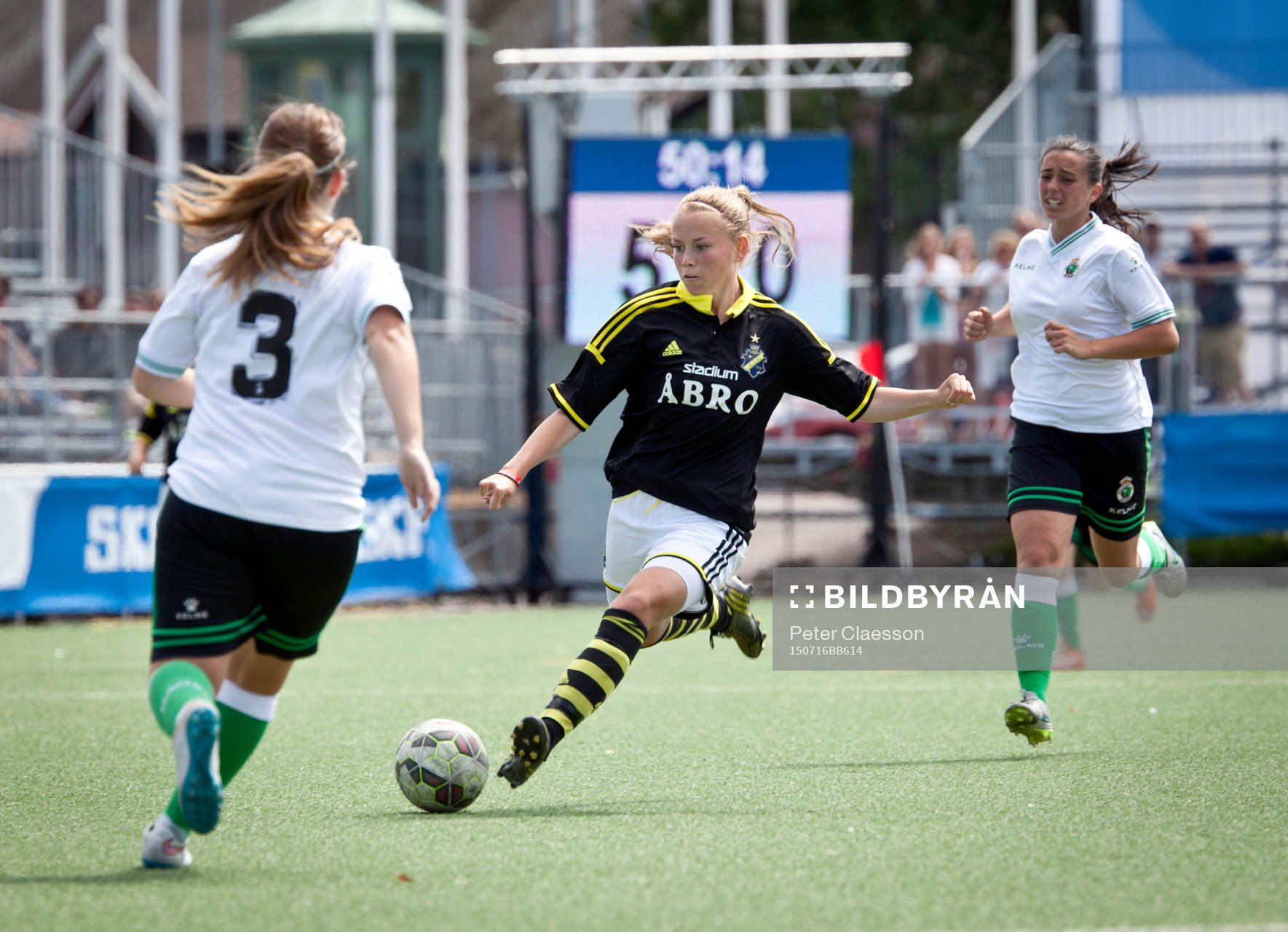 Fotboll, Gothia Cup, Tipselit Trophy: AIK - Santander på Heden i Göteborg. Mittbacken Elin Sjöström, AIK