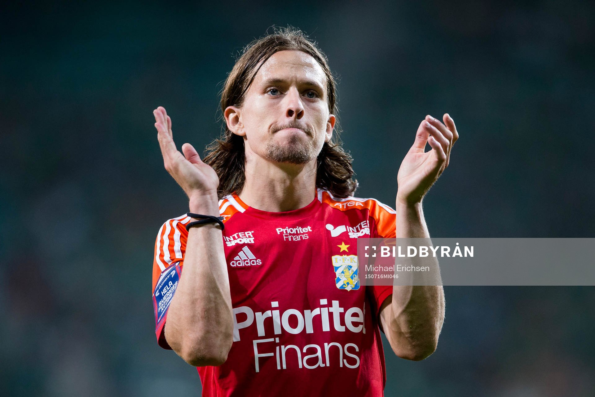 IFK Göteborgs Lasse Vibe tackar de tillresta fansen efter fotbollsmatchen i kvalet till Europa League mellan Slask Wroclaw och IFK Göteborg den 16 juli 2015 i Wroclaw