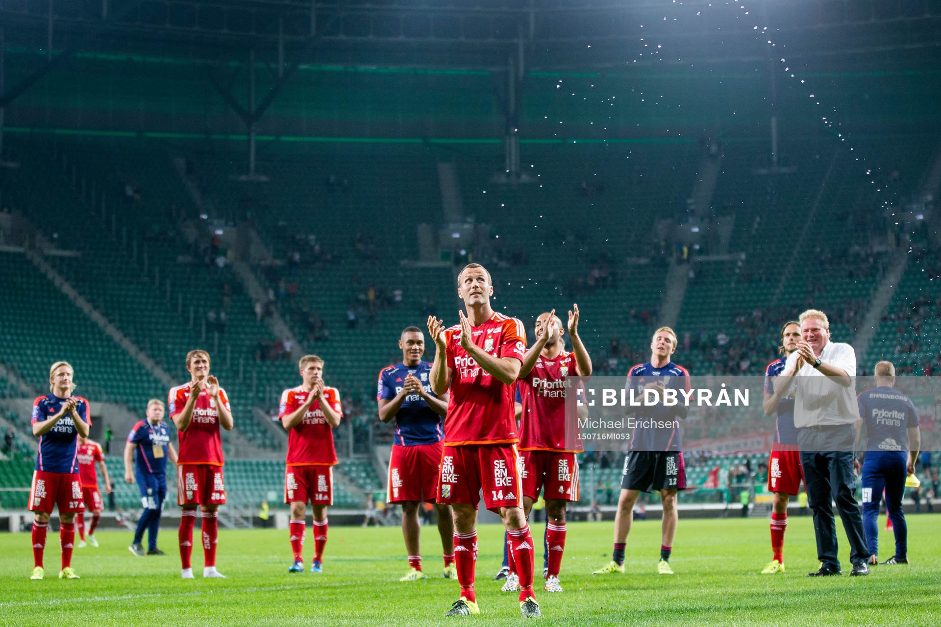 IFK Göteborgs Hjalmar Jonsson hyllas efter hans 400:e match i IFK Göteborg efter fotbollsmatchen i kvalet till Europa League mellan Slask Wroclaw och IFK Göteborg den 16 juli 2015 i Wroclaw