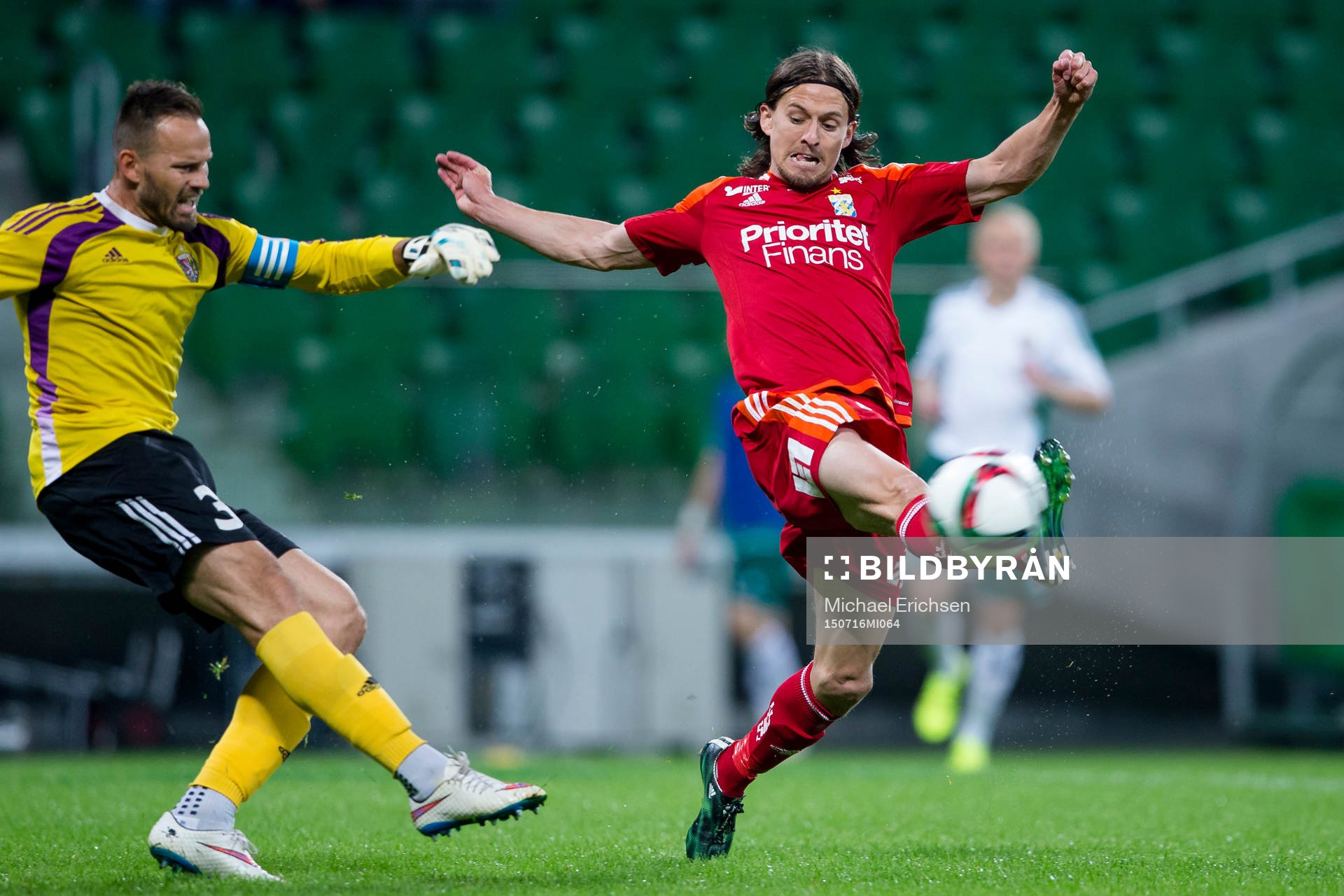 Slask Wroclaws målvakt Kamil Dankowski sparkar undan
