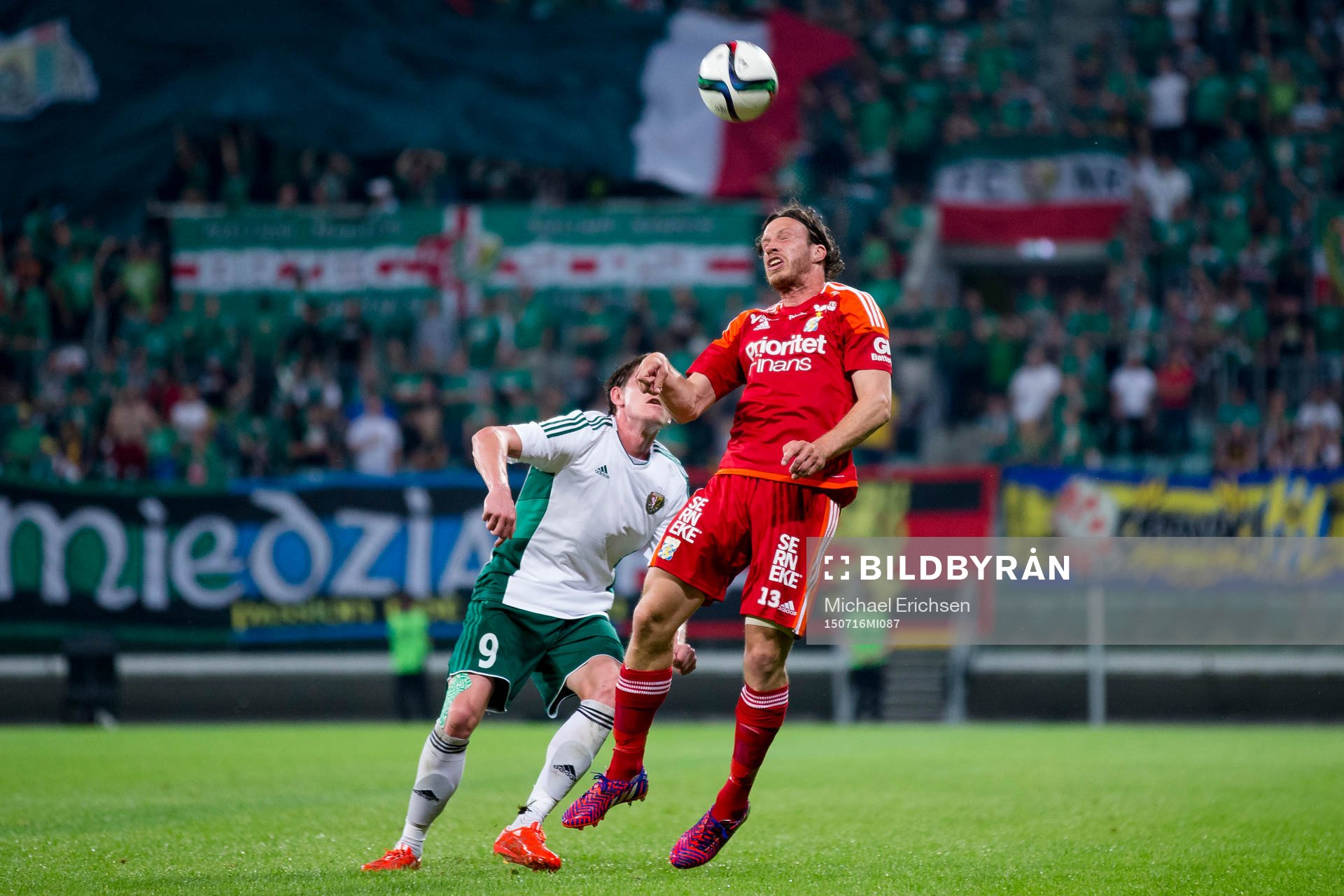 IFK Göteborgs Gustav Svensson vinner en nickduell mot Slask Wroclaws Jacek Kielb under fotbollsmatchen i kvalet till Europa League mellan Slask Wroclaw och IFK Göteborg den 16 juli 2015 i Wroclaw