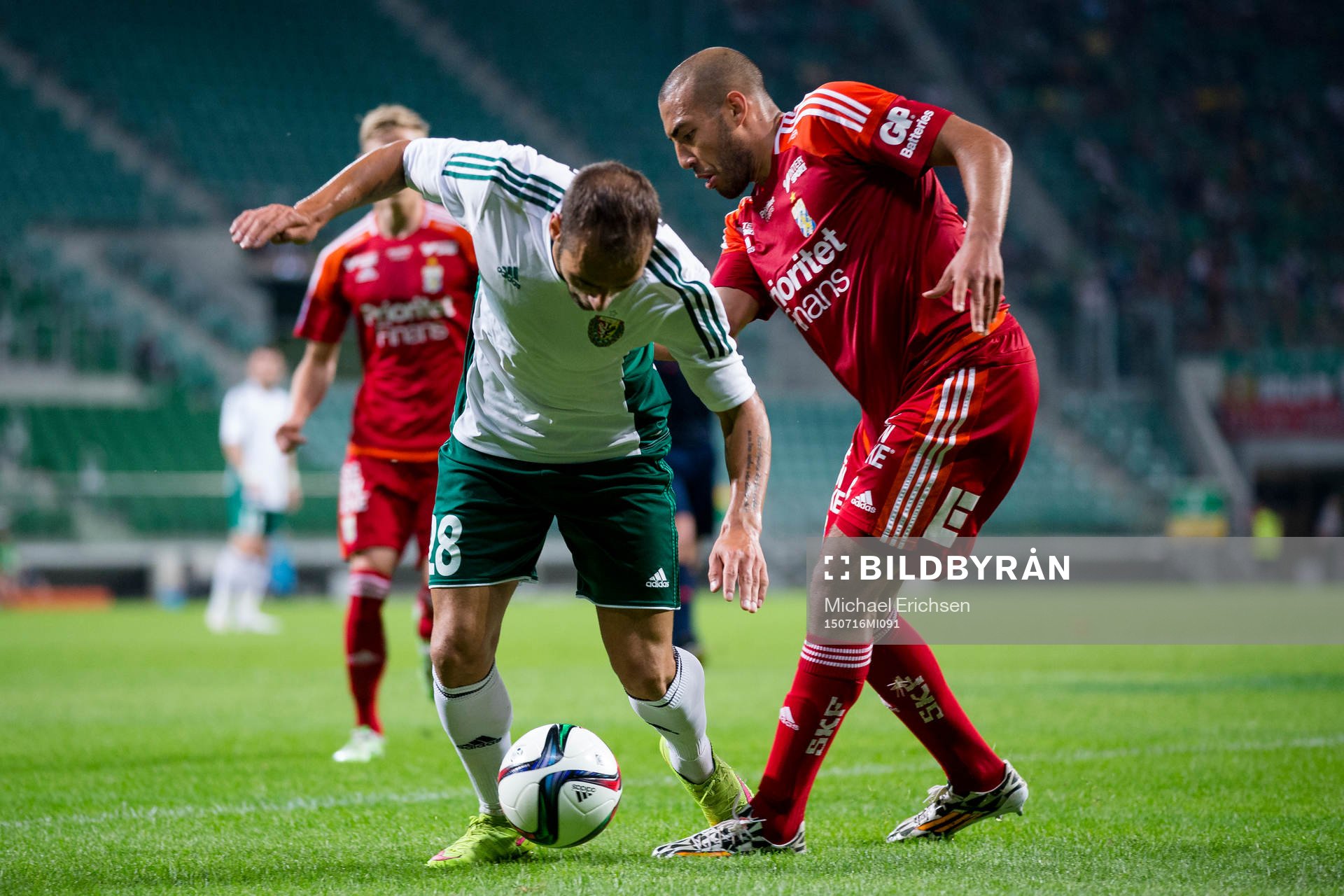 Slask Wroclaws Flavio Paixao mot IFK Göteborgs Haitam Aleesami under fotbollsmatchen i kvalet till Europa League mellan Slask Wroclaw och IFK Göteborg den 16 juli 2015 i Wroclaw