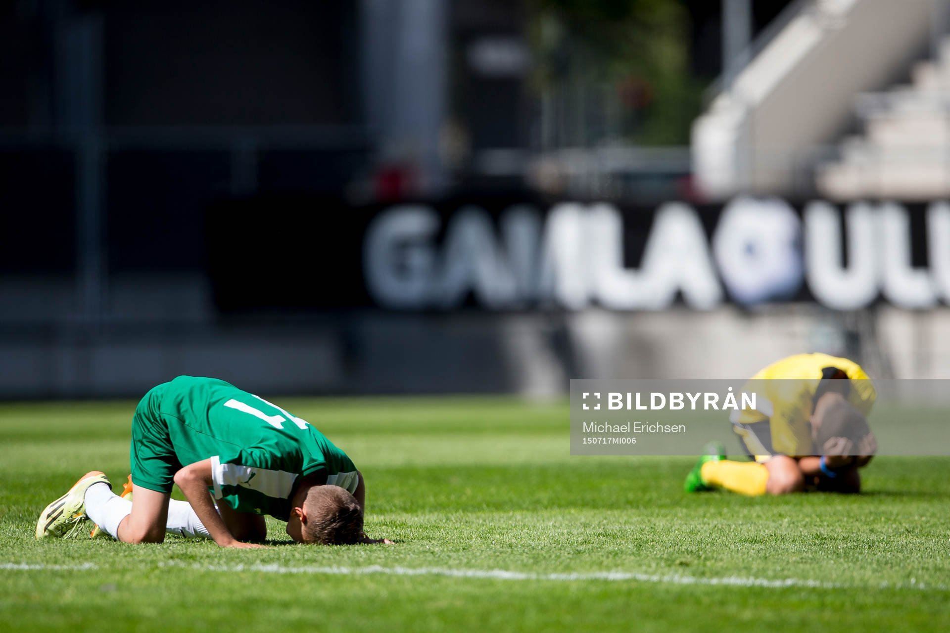 En Hammarby spelare jublar av glädje medans en Efthymiades