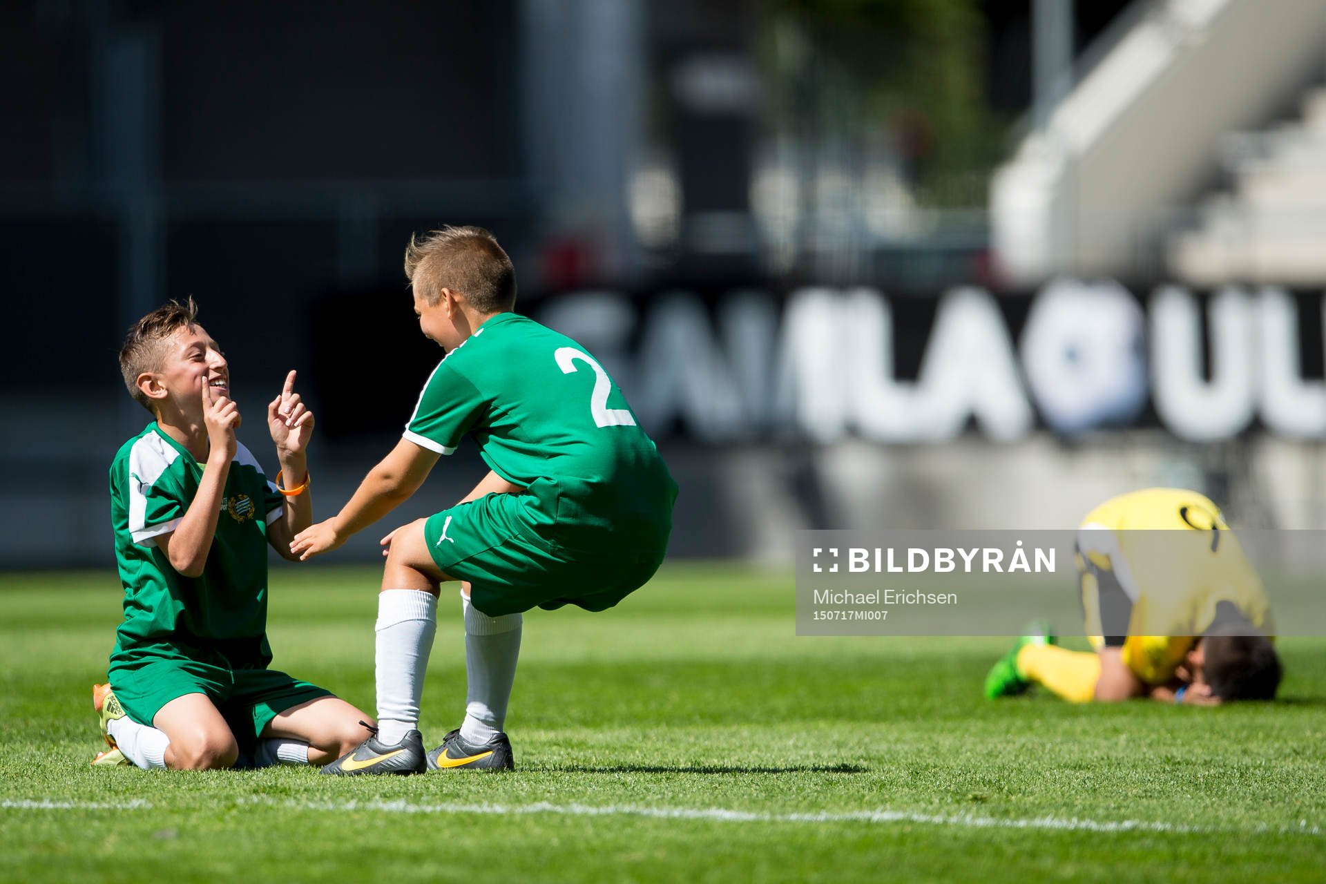 Hammarby spelare jublar av glädje medans en Efthymiades FA