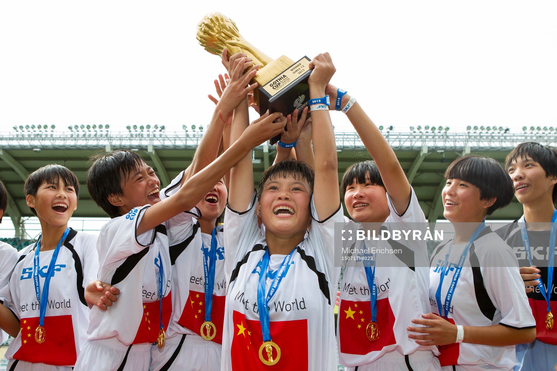 Vinnarna Hainan Qiongzhong lyfter pokalen
