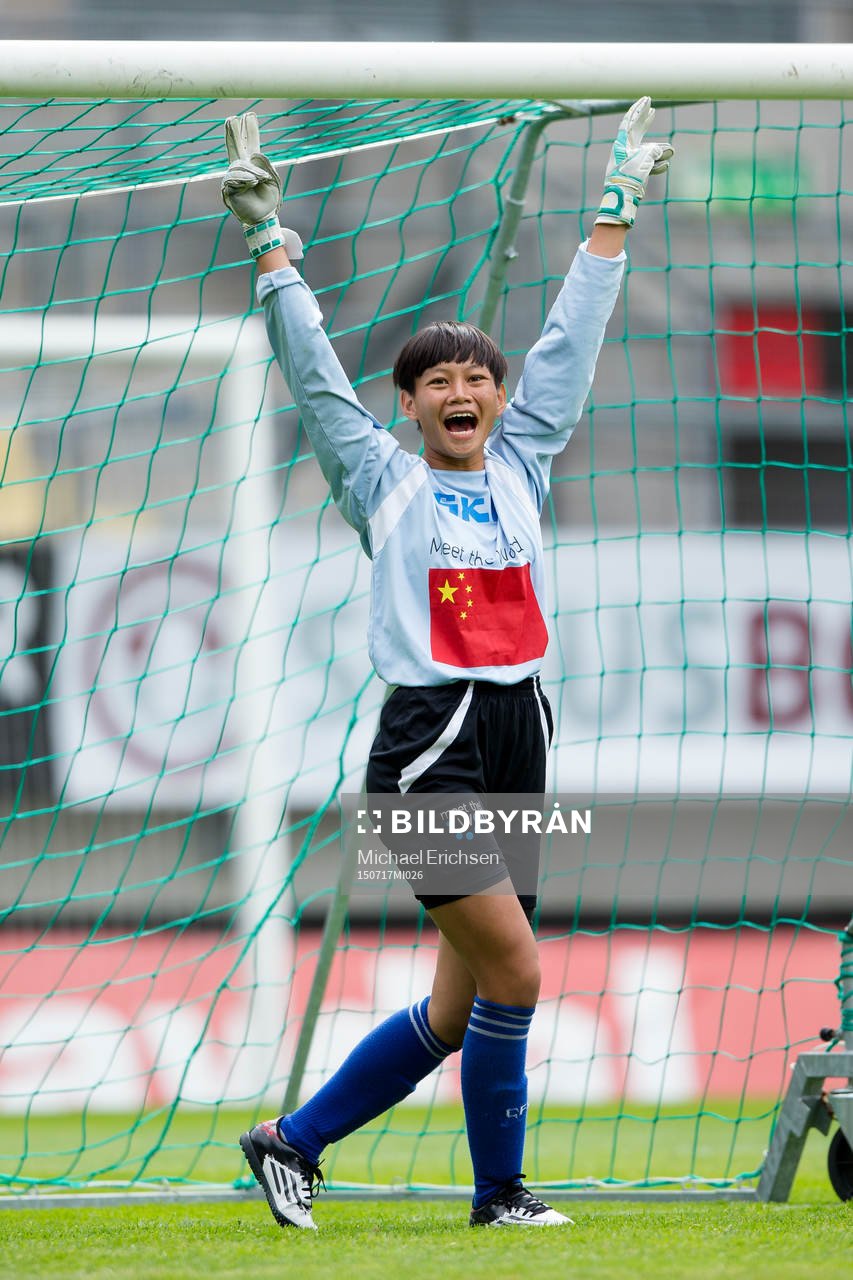 En Hainan Qiongzhong jublar efter räddad straff i straffläggningen i G12-finalen i Gothia Cup mellan AIK FF F03 Akademi och Hainan Qiongzhong den 17 juli 2015 i Göteborg